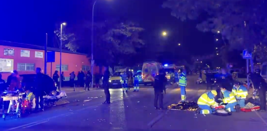 Efectivos de emergencias, atendiendo a los heridos tras el atropello.