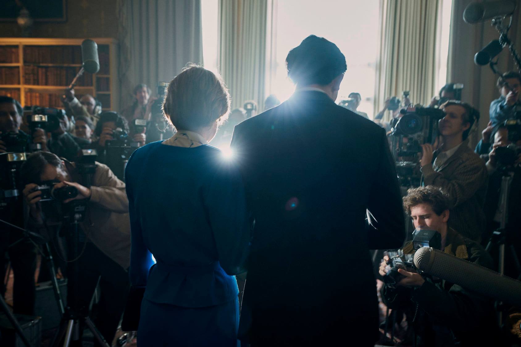 El príncipe Carlos y Diana de Gales, en una escena de 'The Crown'.