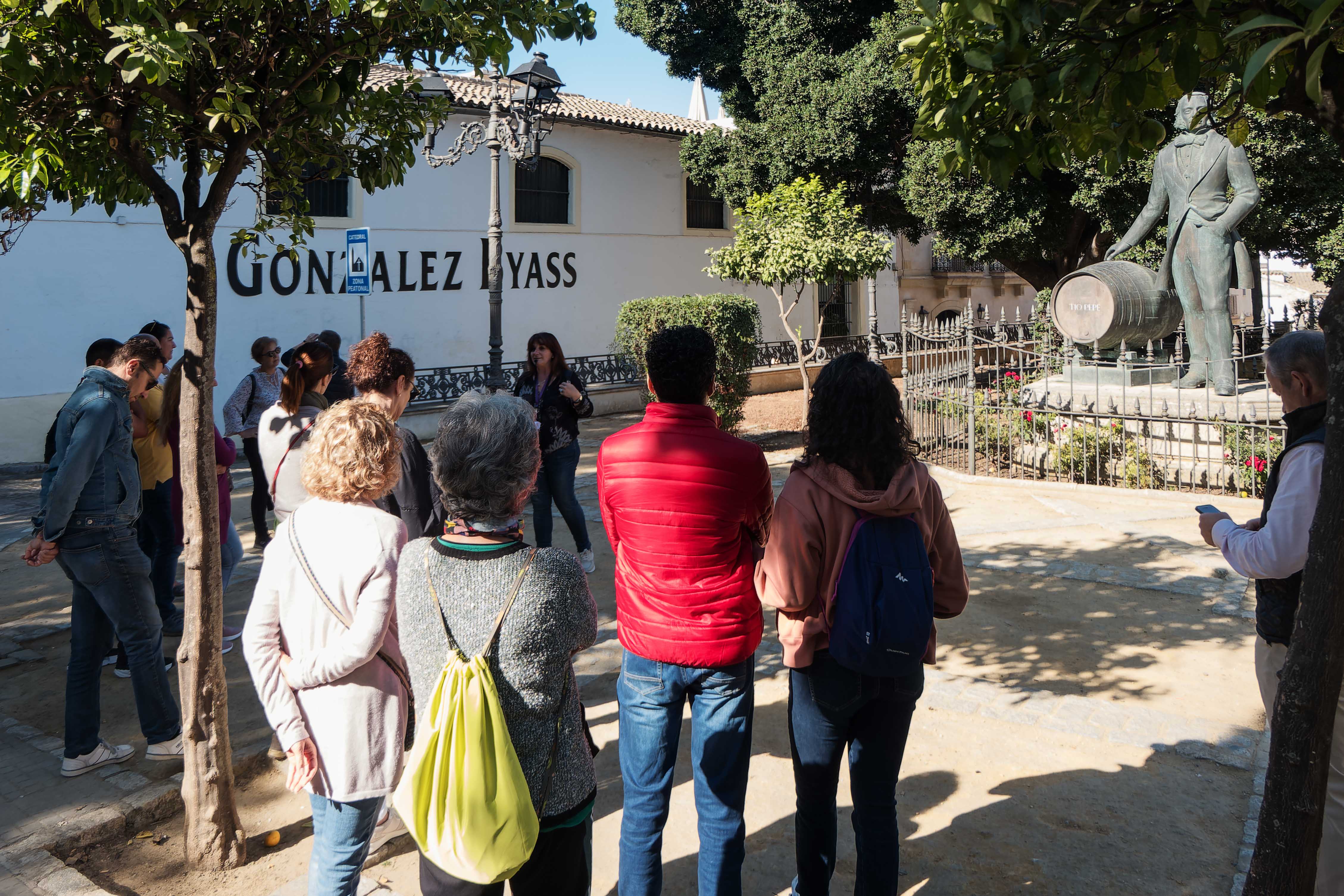 Conquistas, piratería, viñedos y catedrales. Dentro de las actividades conmemorativas del Día Mundial del Enoturismo se ha llevado a cabo una visita guiada por el 'Jerez de los bodegueros'.