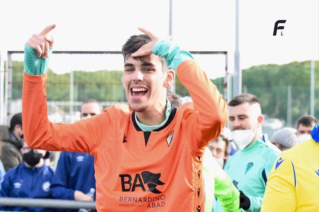 José entrena en la escuela de porteros.