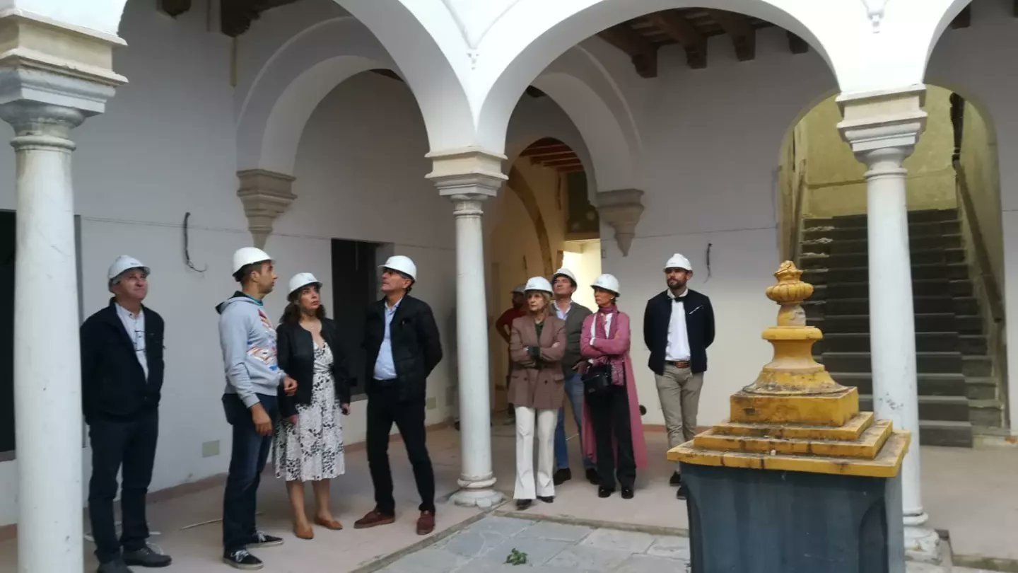 Un momento de la visita a las obras de rehabilitación del palacio de San Miguel que acogerá a 15 nuevas familias.
