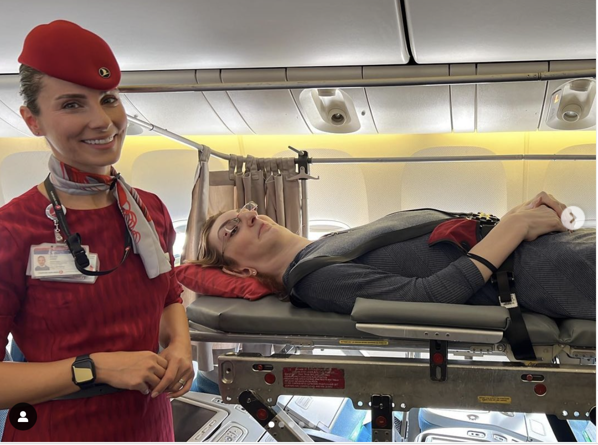 Imagen difundida por la mujer turca en Instagram donde se la ve tumbada viajando en avión. 