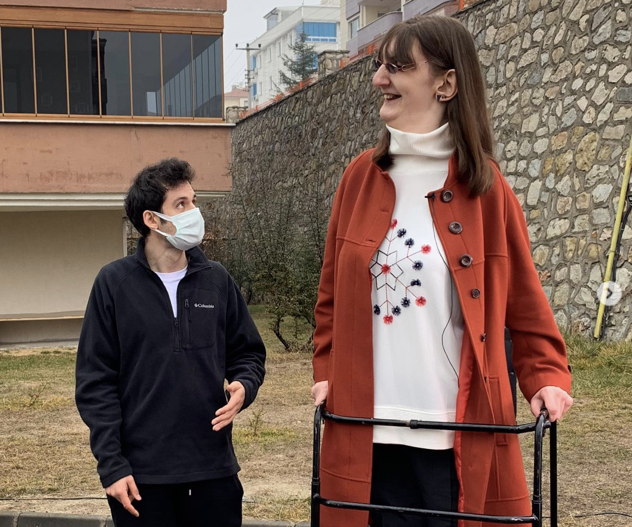 La abogada turca junto a un amigo en otra imagen de su perfil de Instagram.