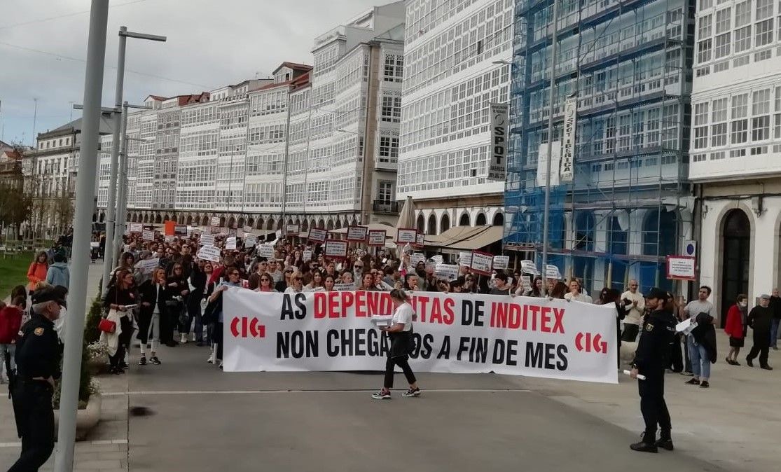 Trabajadoras de Inditex, con una pancarta en la que afirman que no llegan a fin de mes.