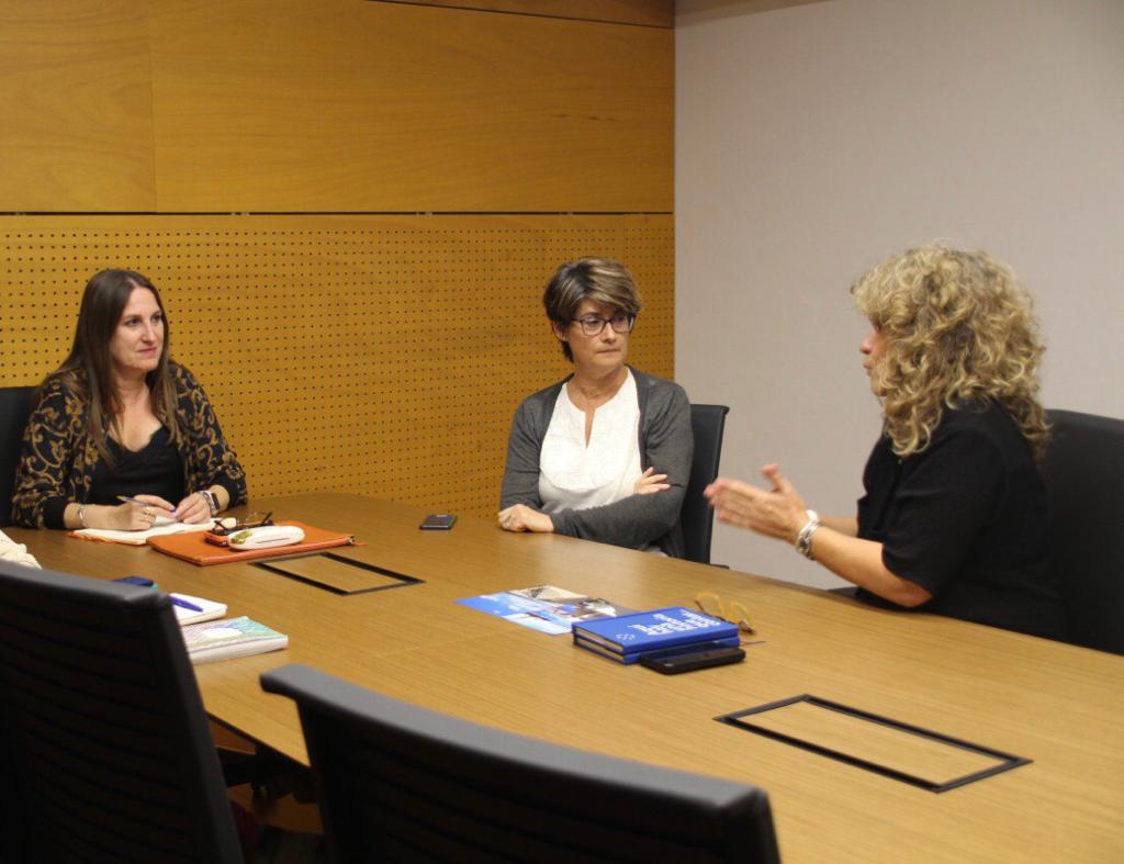La delegada de Turismo de San Fernando reunida con la Andalucía Film Commission.