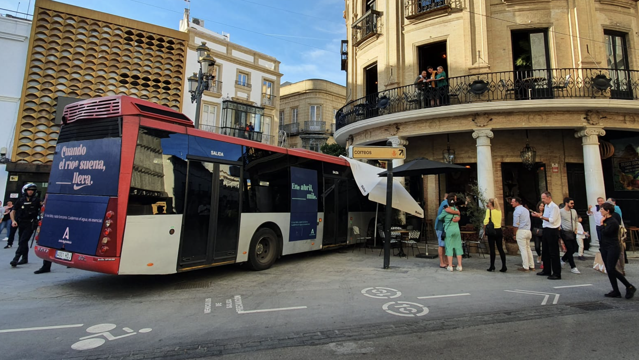 Autobús que acabó empotrado en la fachada del Gallo Azul. El Ayuntamiento insiste en que la investigación del siniestro está abierta.