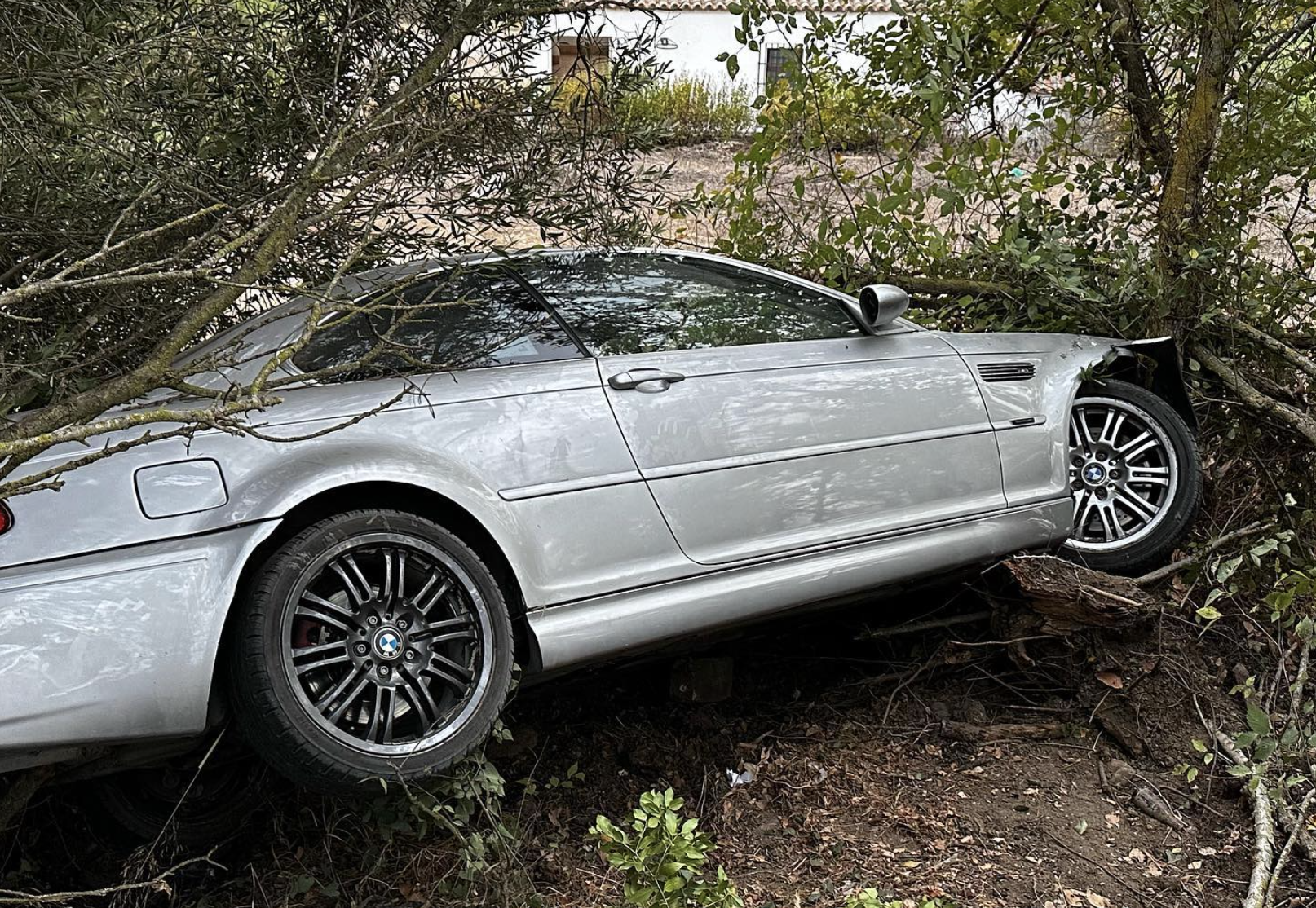 Un vehículo se sale fuera de la carretera en Medina Sidonia y casi atropella a siete ciclistas.