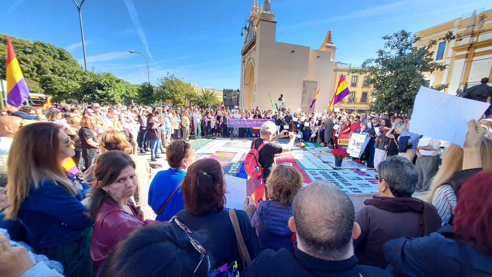 Concentración a las puertas de la Basílica de La Macarena, tras la exhumación de Queipo de Llano, para homenajear a los asesinados por el genocida.