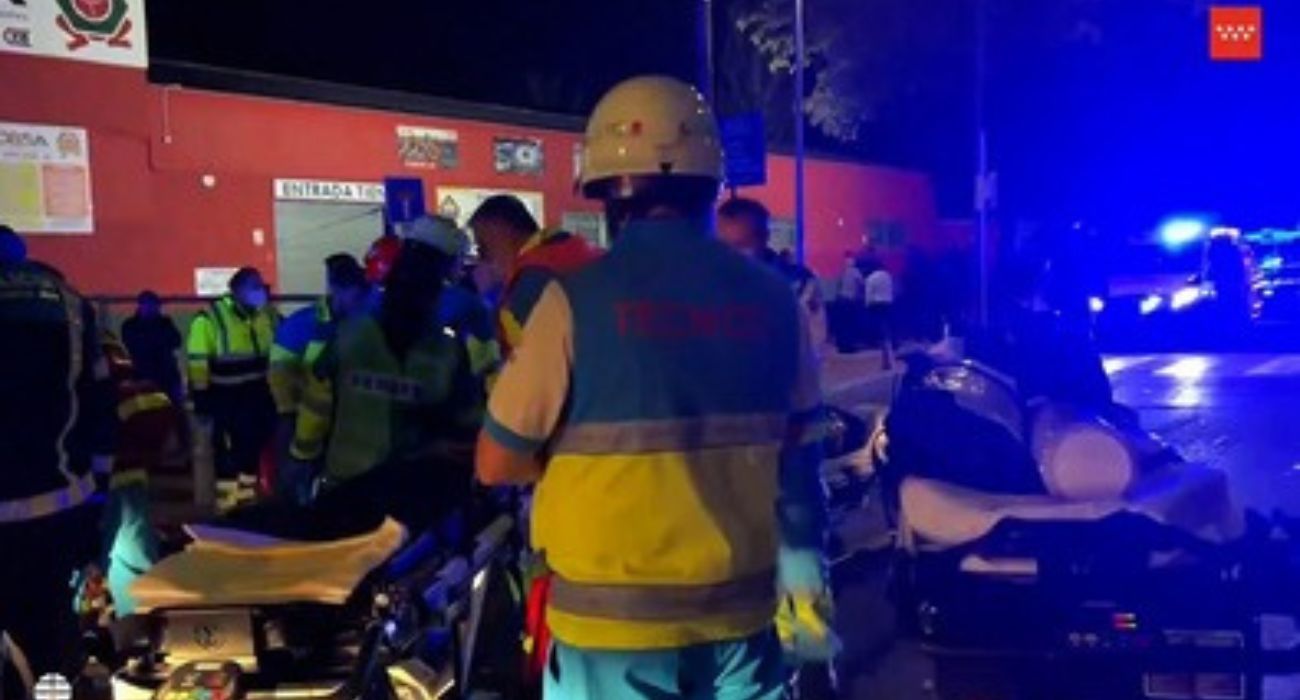 Sanitarios interviniendo tras el atropello múltiple a las puertas del convite de una boda gitana.