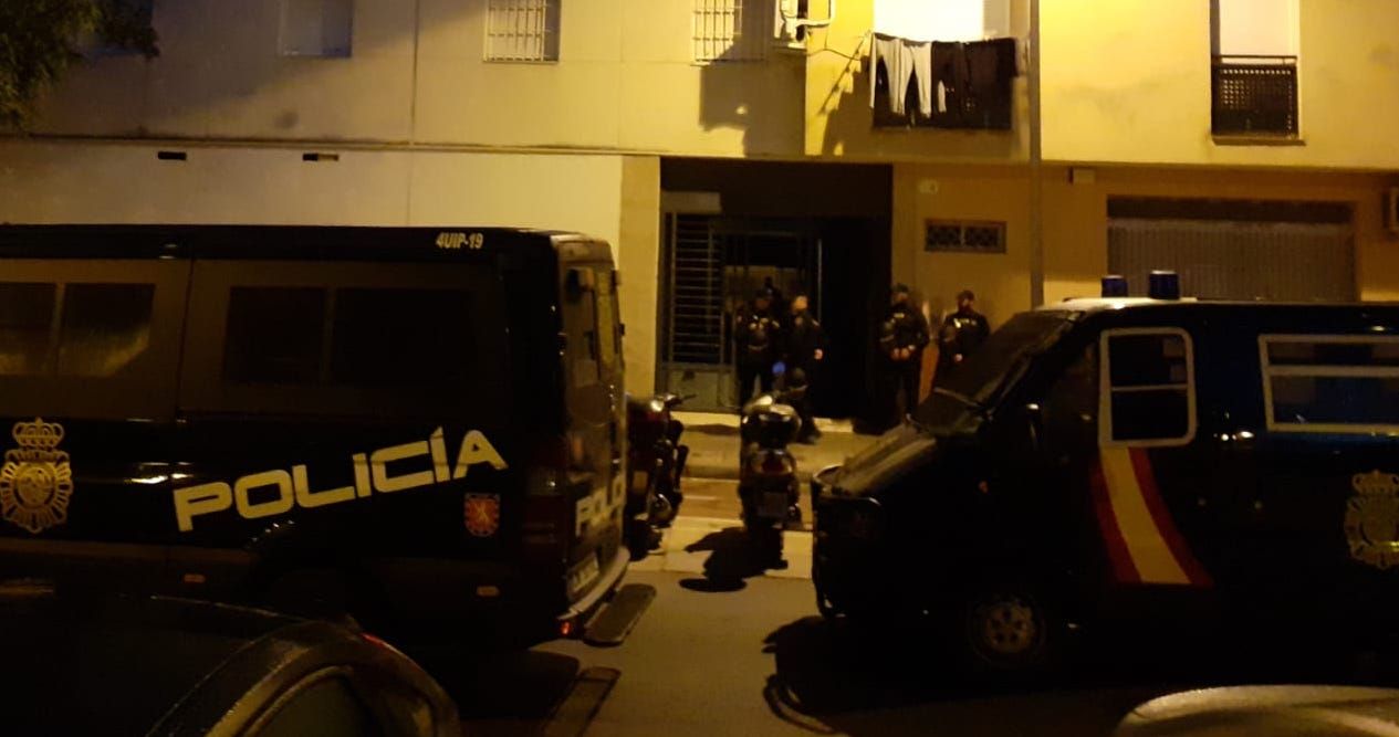 Agentes de Policía Nacional, en una imagen de archivo. En Coria del Río, un tiroteo entre familias deja un herido por arma de fuego. Agentes de Policía Nacional, en una imagen de archivo. En Coria del Río, un tiroteo entre familias deja un herido por arma de fuego.