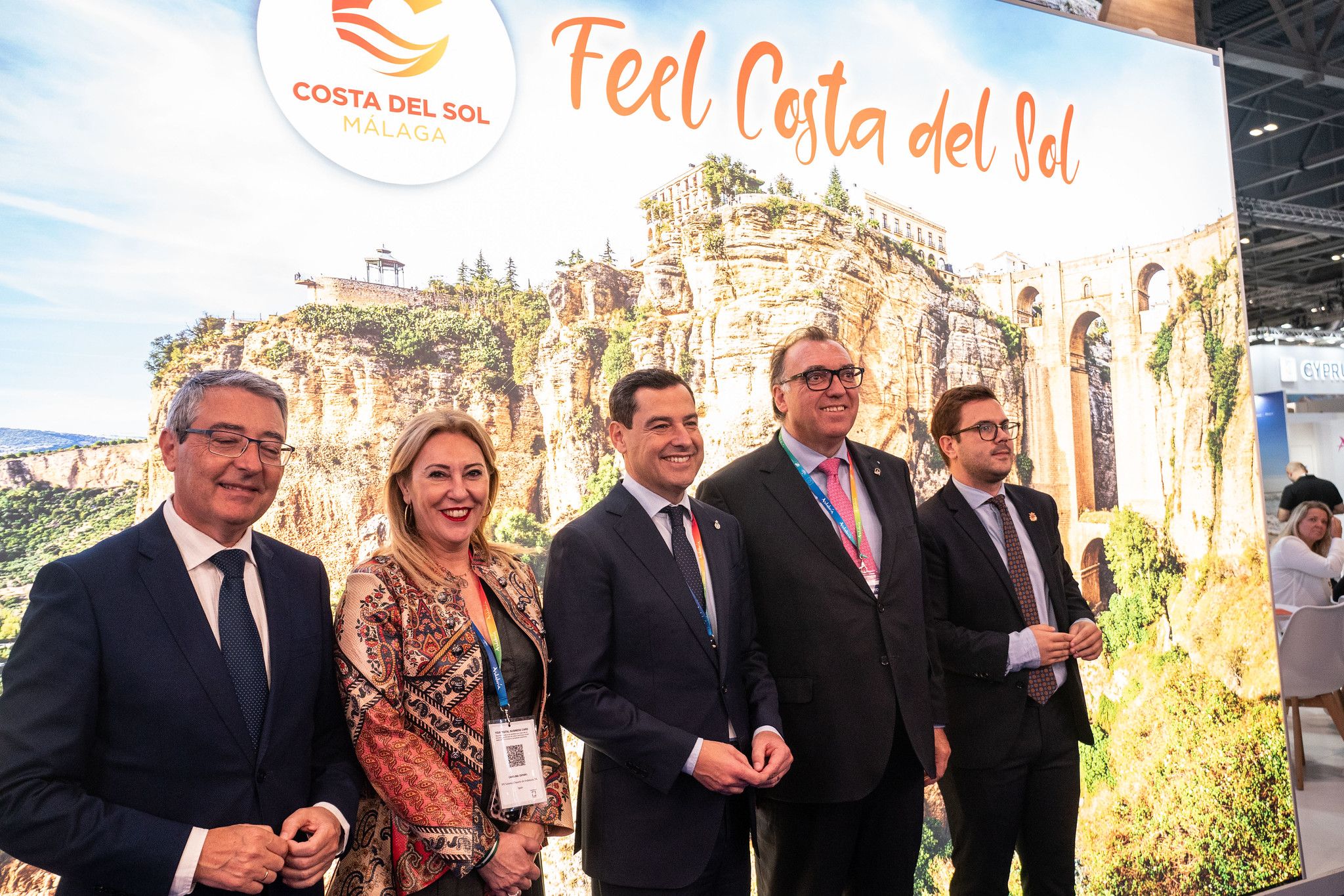 Carolina España, junto al presidente Moreno, el consejero Bernal y otros representantes institucionales, este pasado lunes en la World Travel Market.