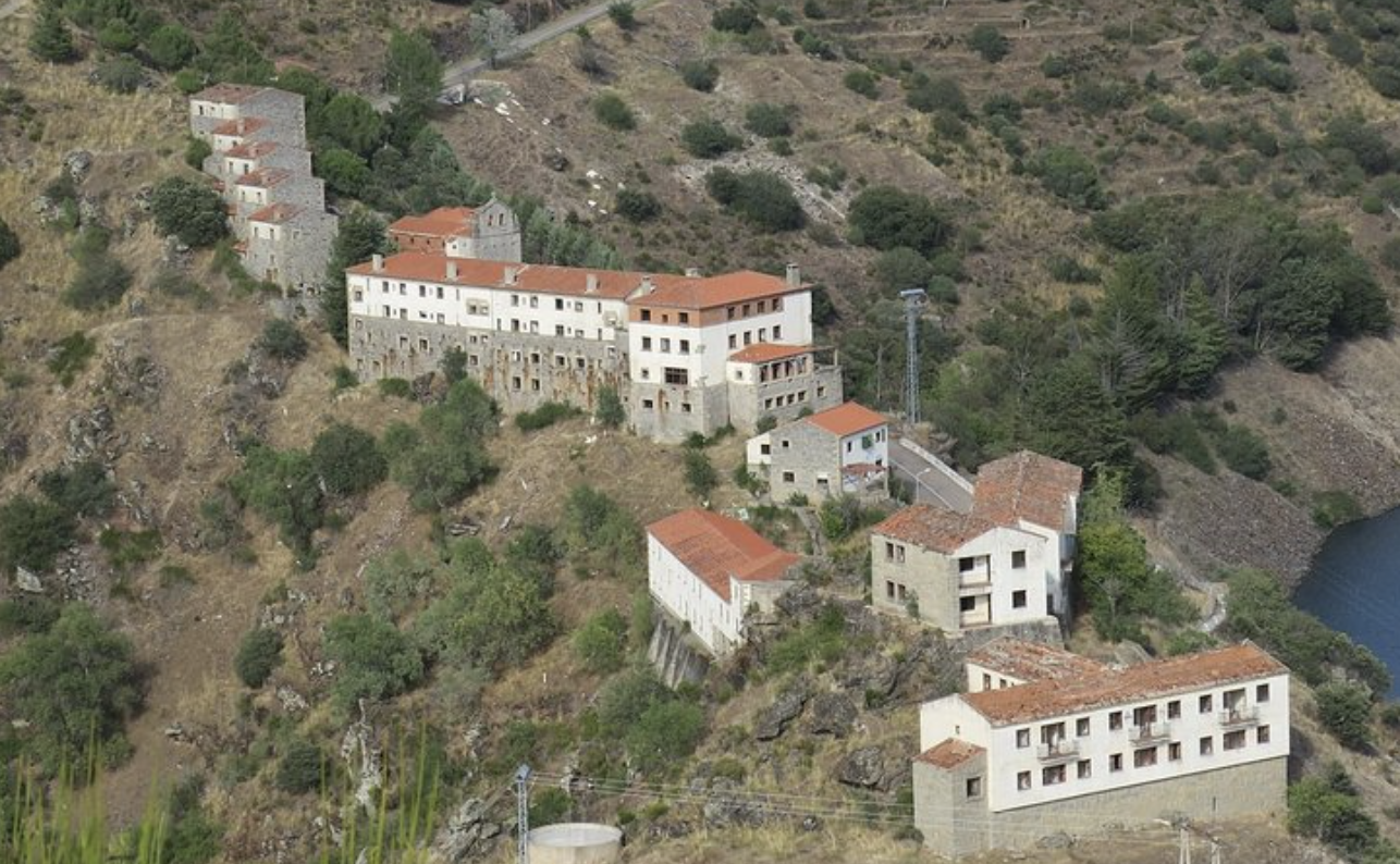 Imagen del pueblo de Salto de Castro, a la venta en el portal Idealista.com por 240.000 euros.