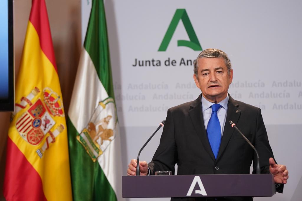 Antonio Sanz explicando la declaración del 4 de diciembre como Día de la Bandera de Andalucía.
