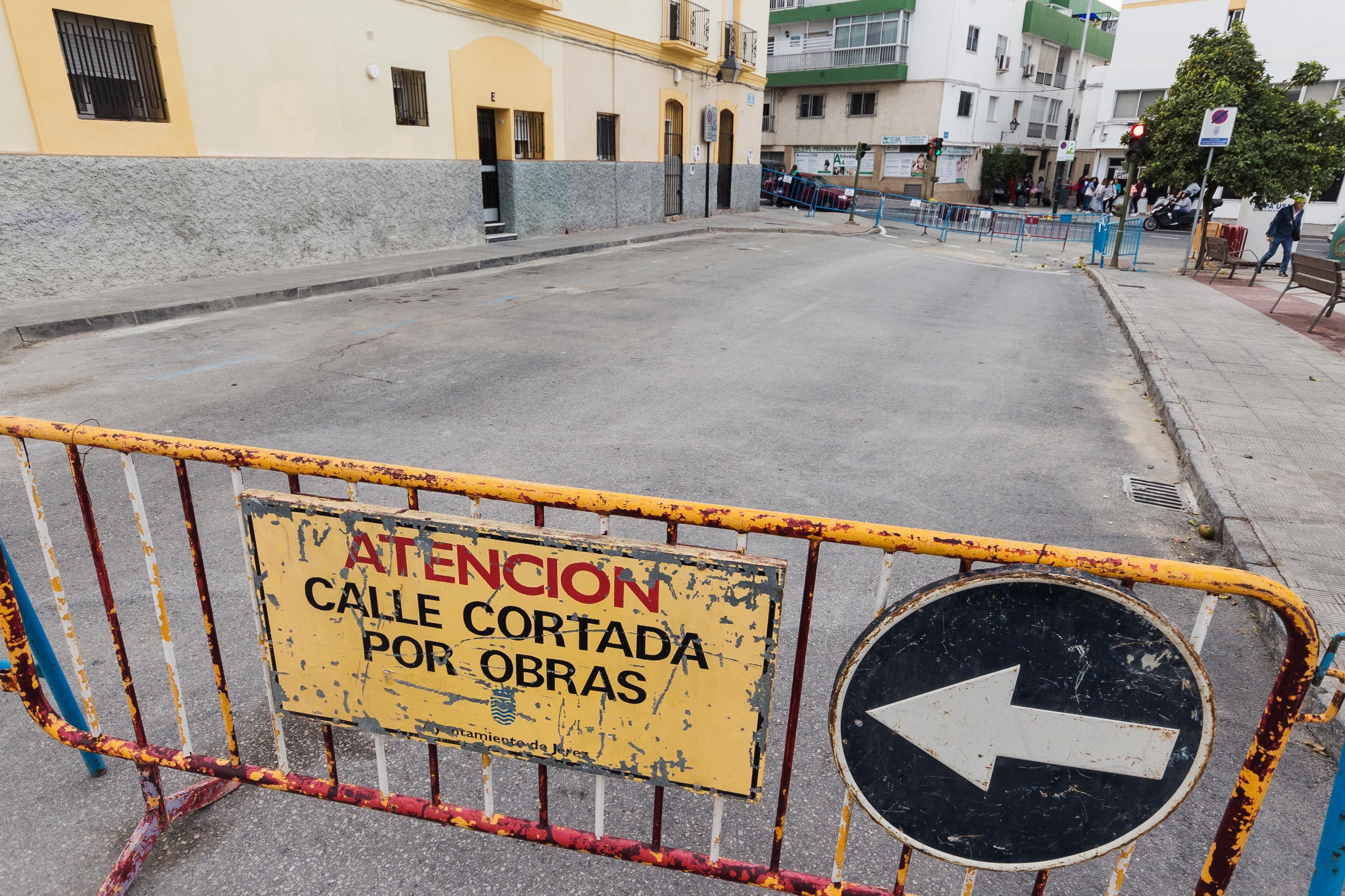 El misterioso hundimiento que tiene cortada parcialmente la plaza del Carbón en Jerez.