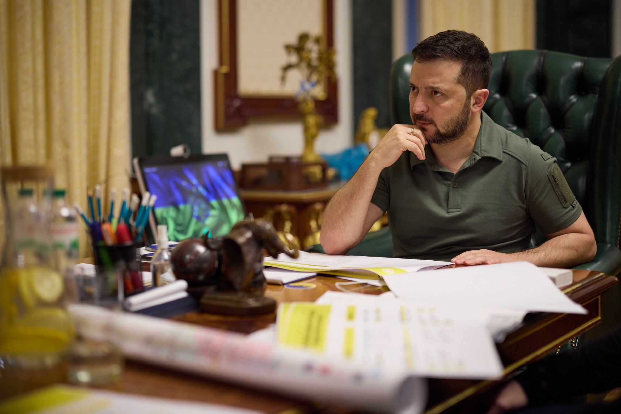 ¿Es posible un acuerdo de paz entre Ucrania y Rusia? Zelenski tiene 5 puntos. El presidente ucranio en su despacho, en una imagen reciente.