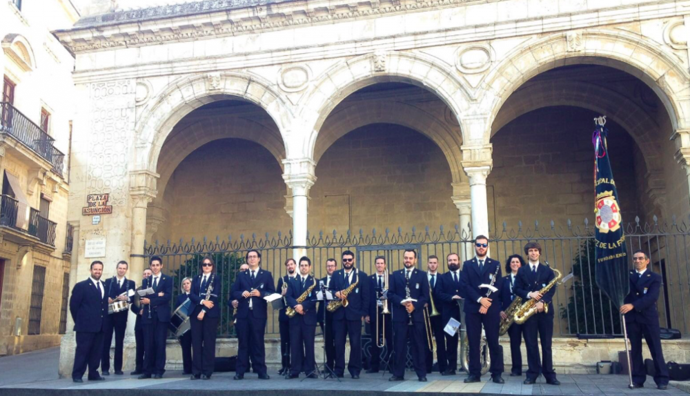La banda municipal de música en la actualidad posando ante la antigua casa consistorial. 