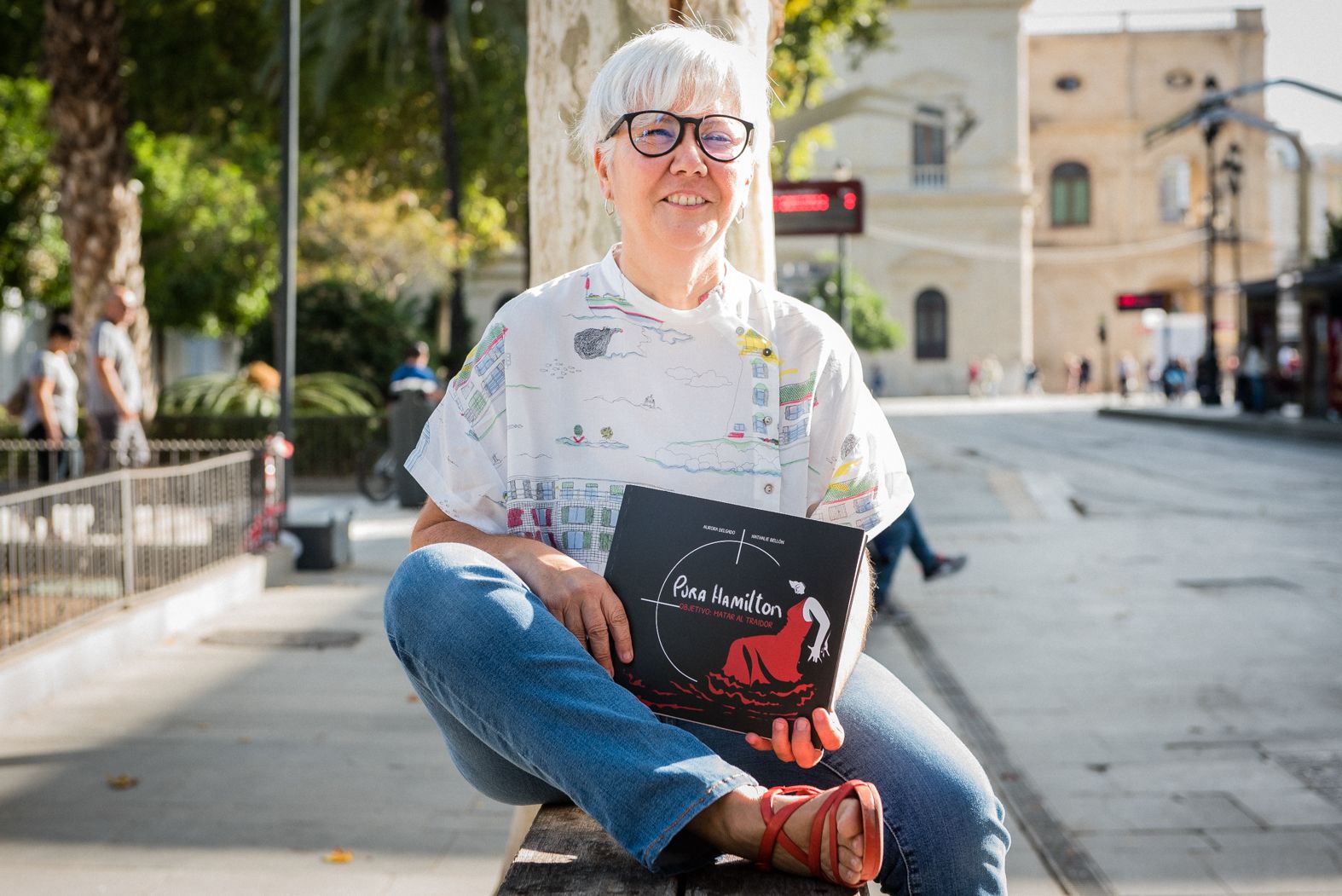 La escritora Aurora Delgado posando junto a su tercera novela ubicada en la dictadura franquista.