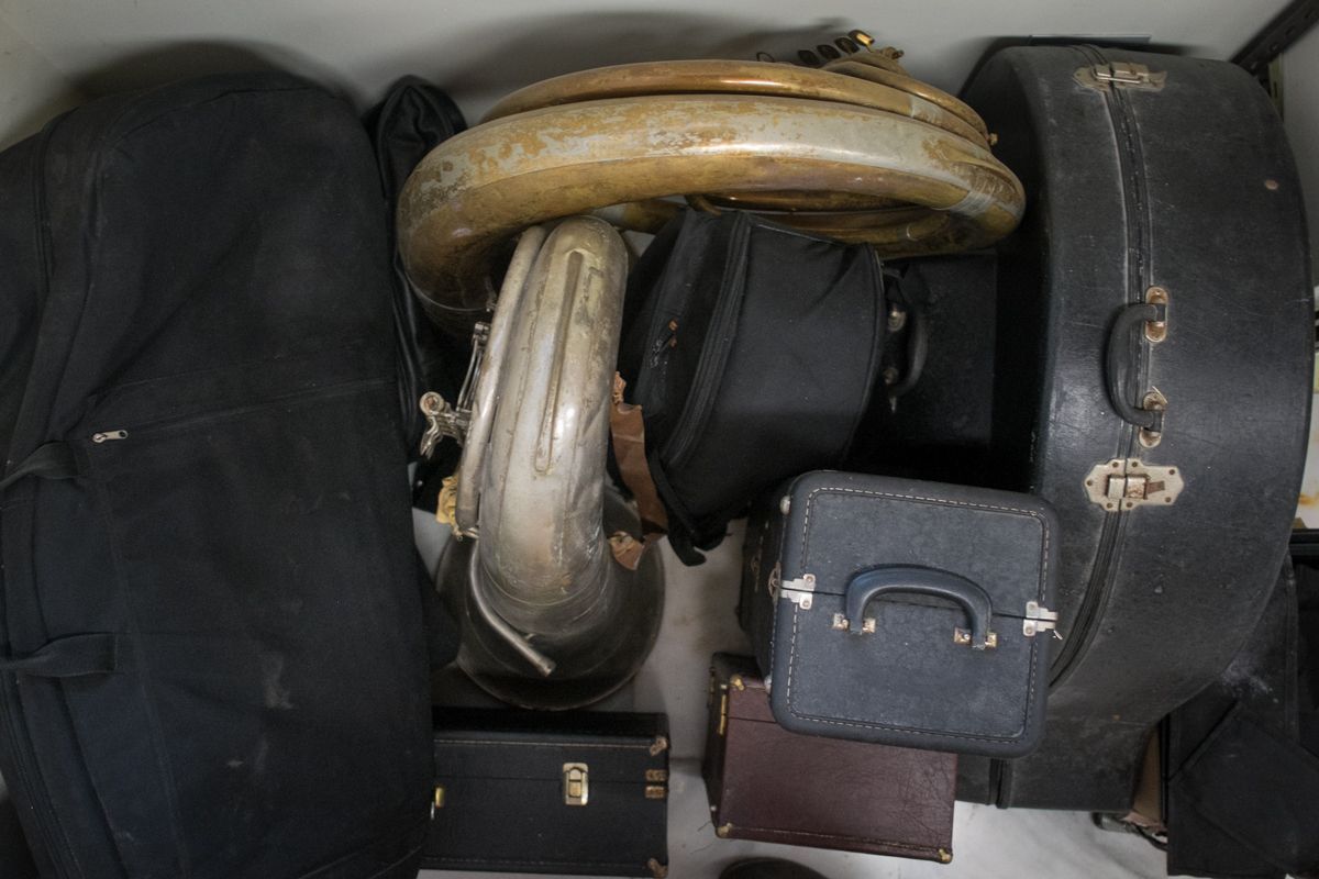 Instrumentos de la banda de propiedad municipal en desuso por su estado. MANU GARCÍA