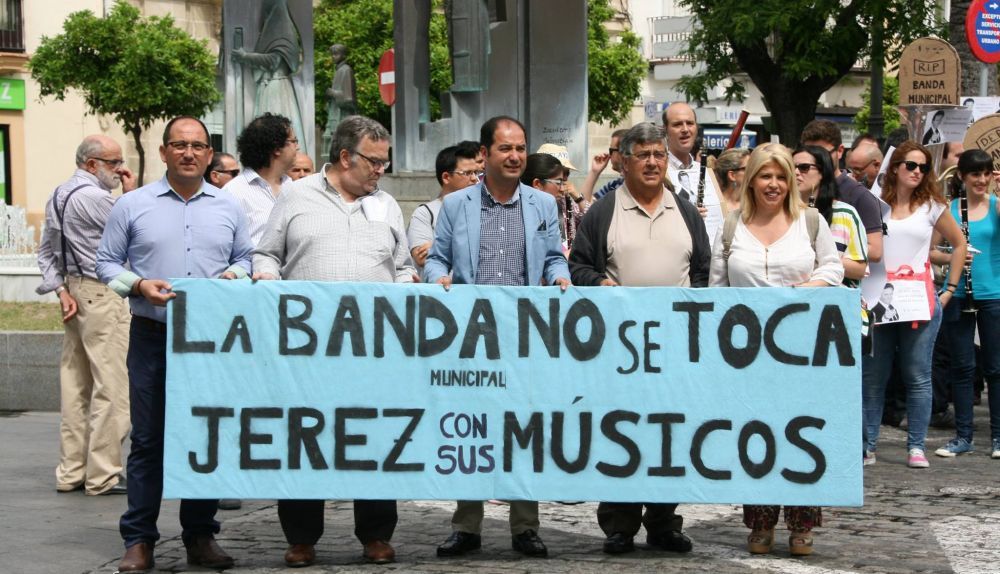 La clase política promete soluciones que nunca llegan.     MANU GARCÍA