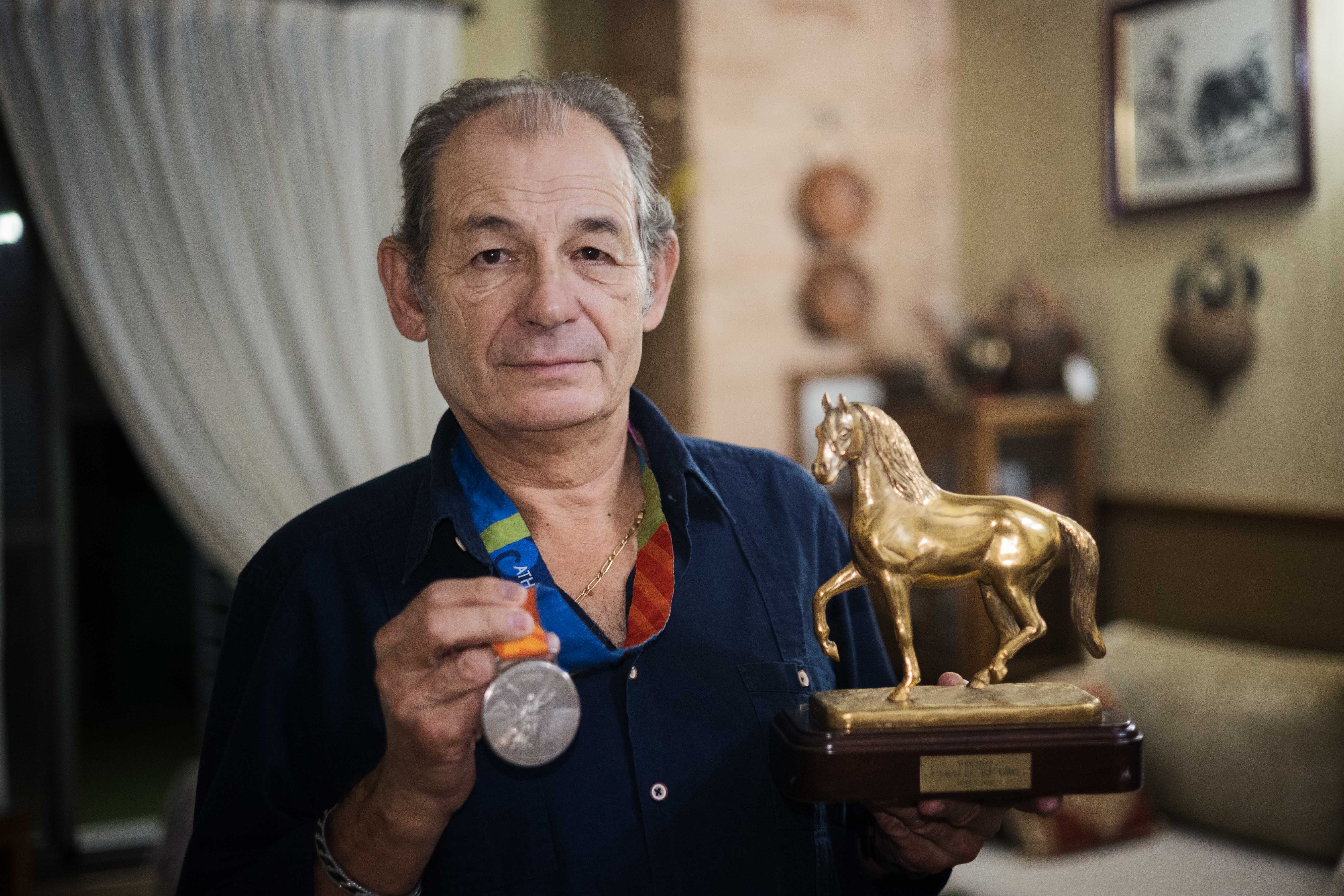 Rafael Soto con el Caballo de Oro y la medalla conseguida en las olimpiadas de Atenas.