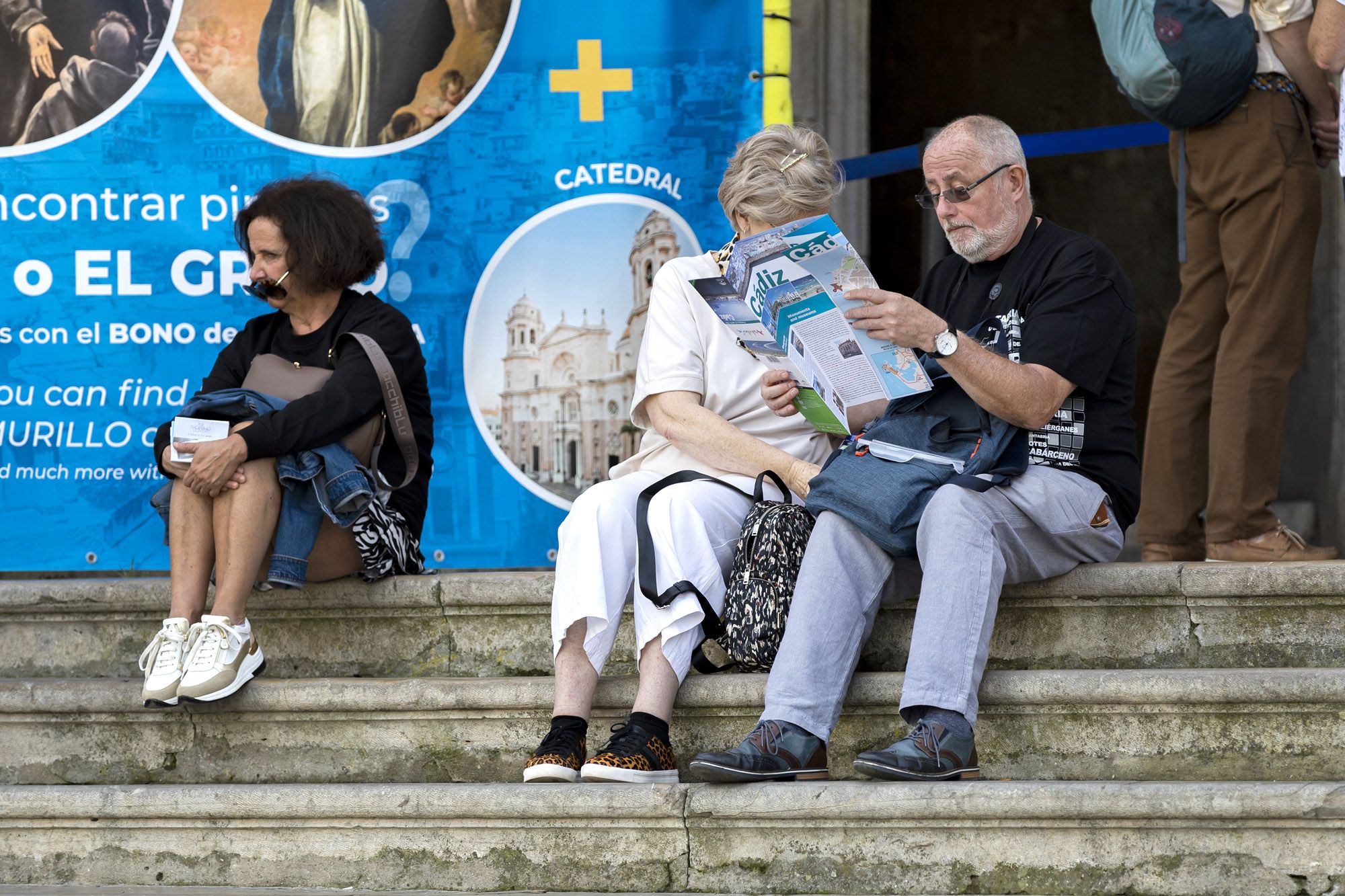 Turistas en Cádiz, tras bajar de un crucero. La capital gaditana lucha contra la turistificación, también acotando los pisos turísticos.