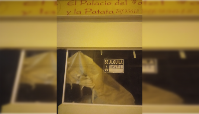 Cartel de "Se alquila" en el Palacio del Pollo y la Patata.