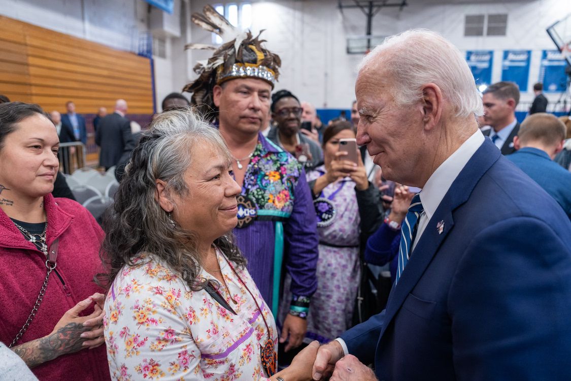 El presidente de EEUU, Joe Biden, conversa con electores nativos.