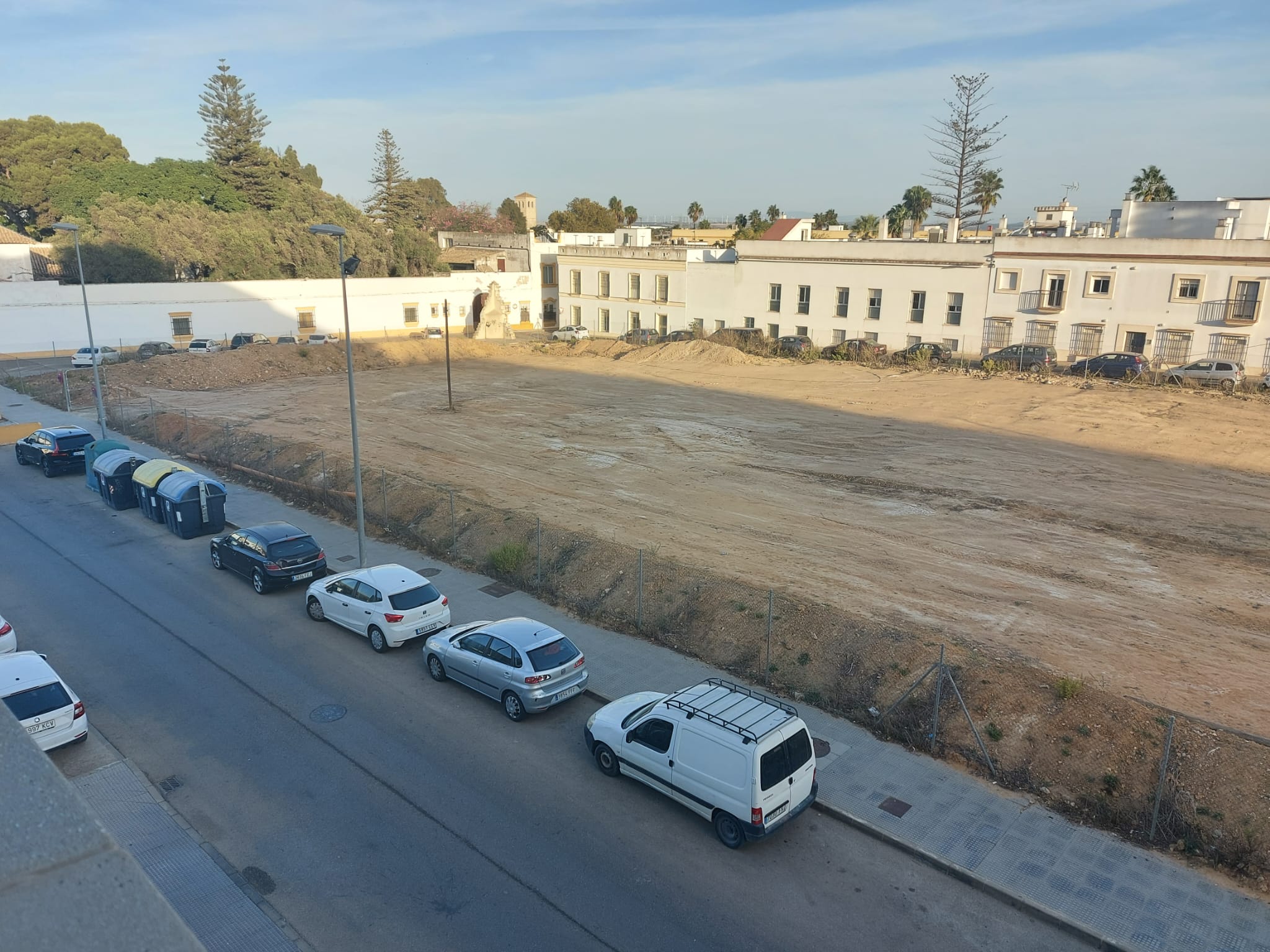 Solar municipal convertido en aparcamiento.