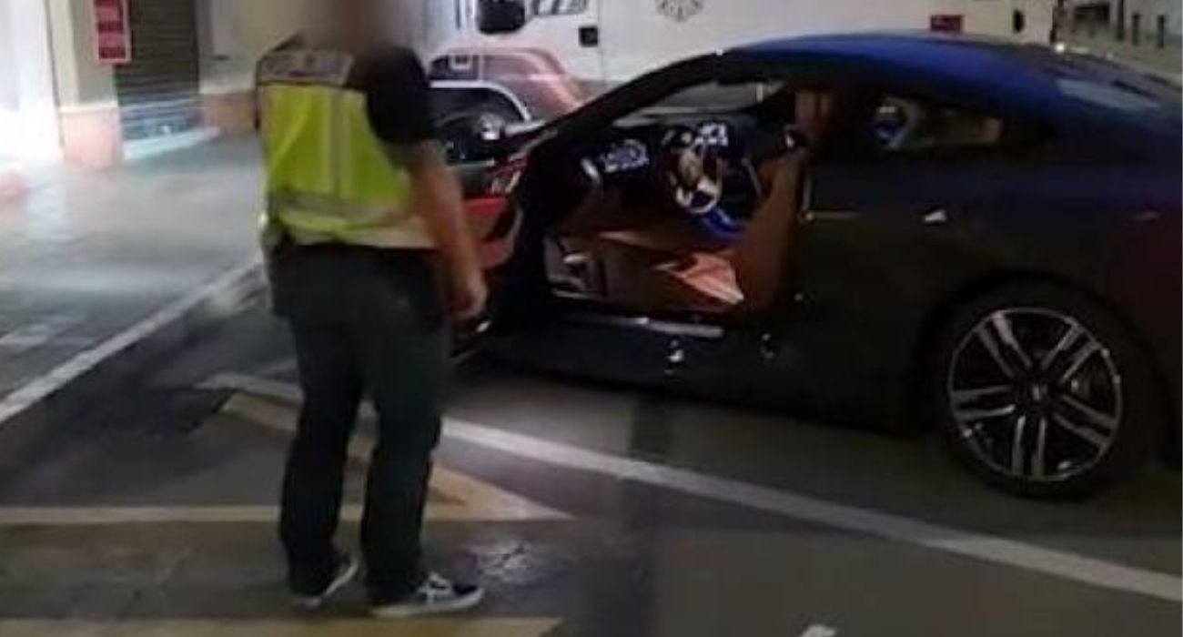 Un agente de la Policía Nacional, en una operación contra la venta ilegal de coches de alta gama. 