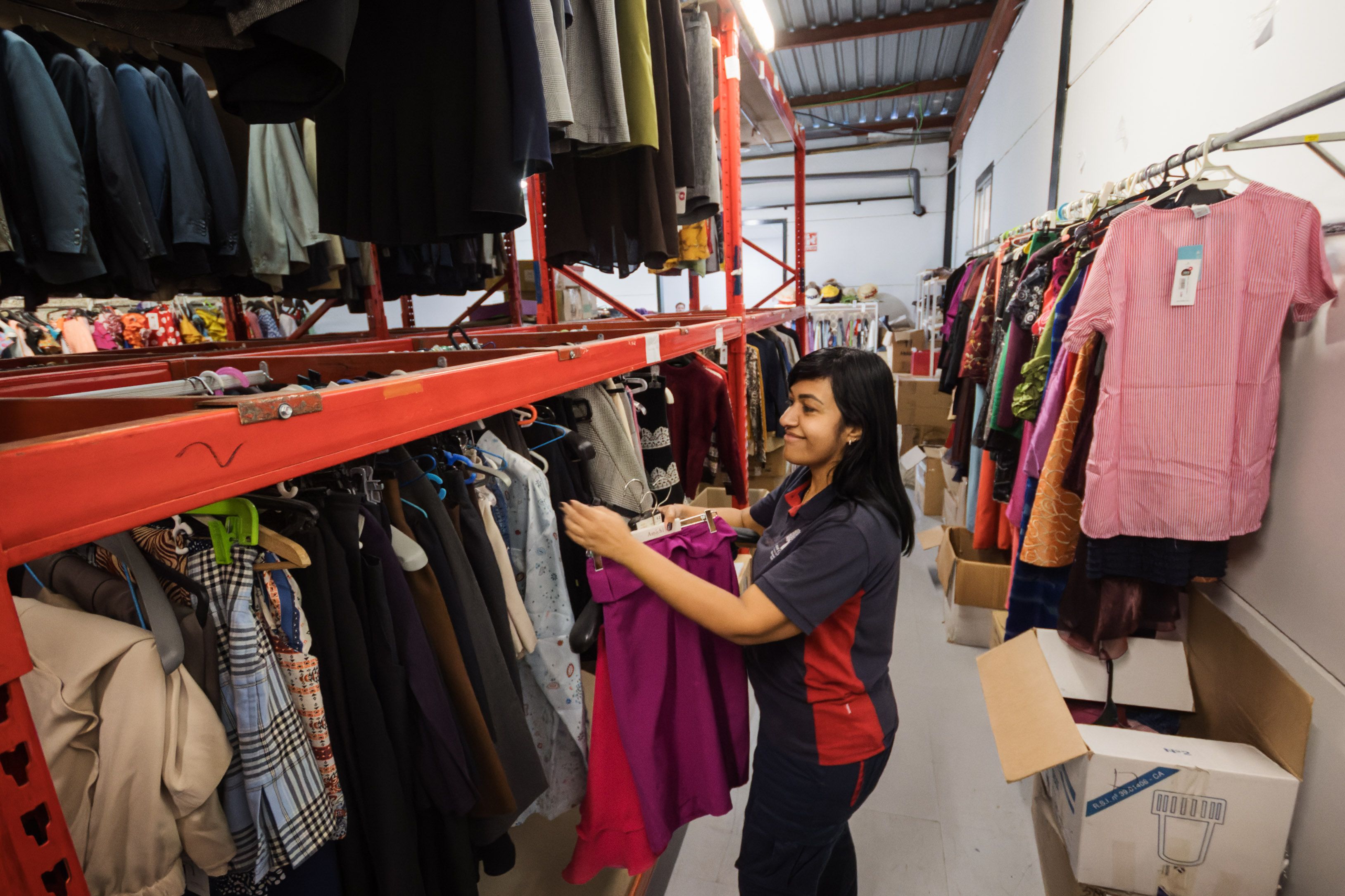 Las estanterías donde se colocan las ropas ya preparadas. MANU GARCÍA
