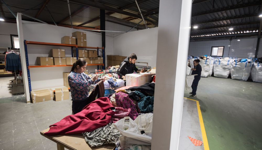 Almacen de Cáritas donde se almacena y se trata la ropa usada para su reciclaje. 