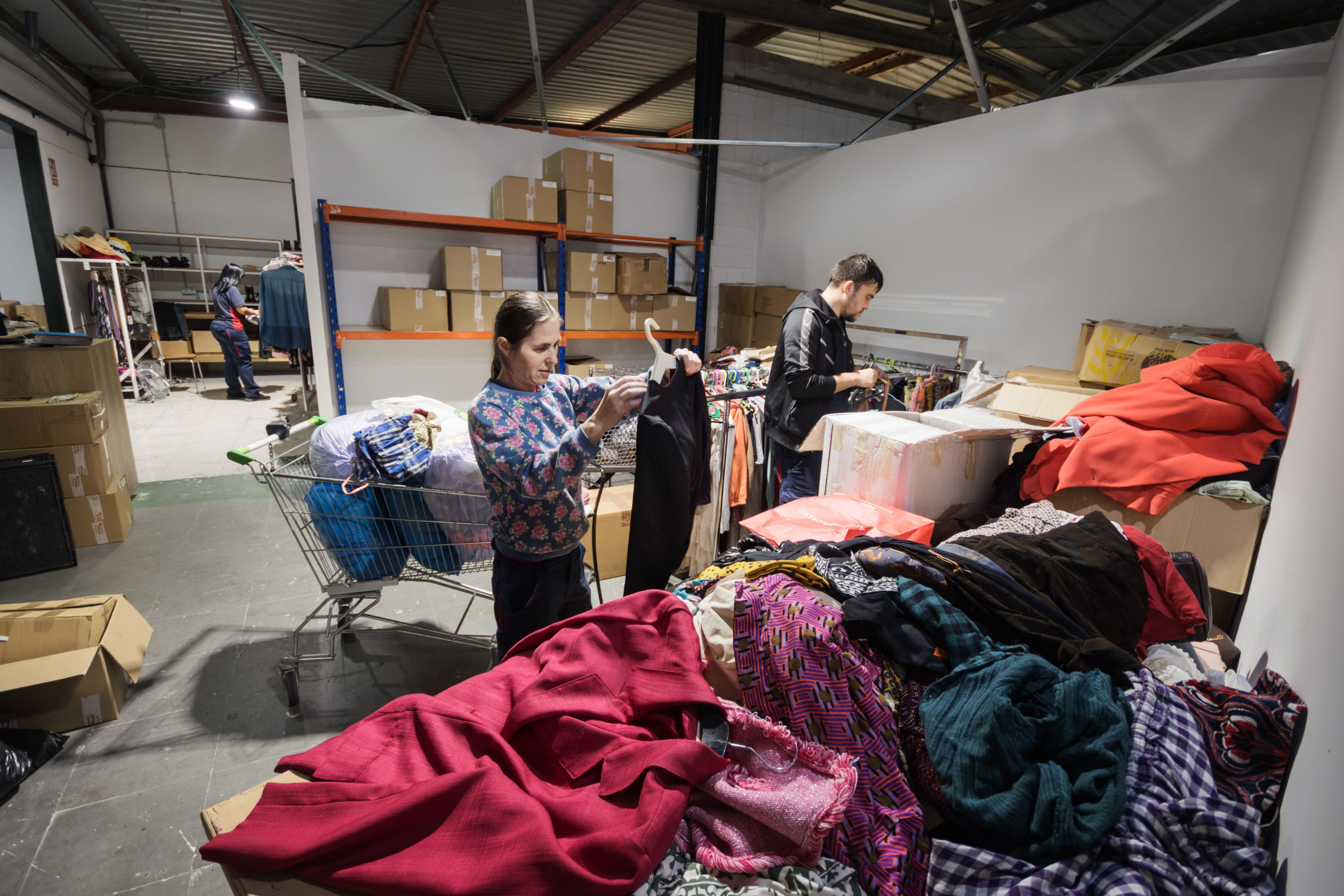 Empleados revisando y seleccionando las prendas. MANU GARCÍA