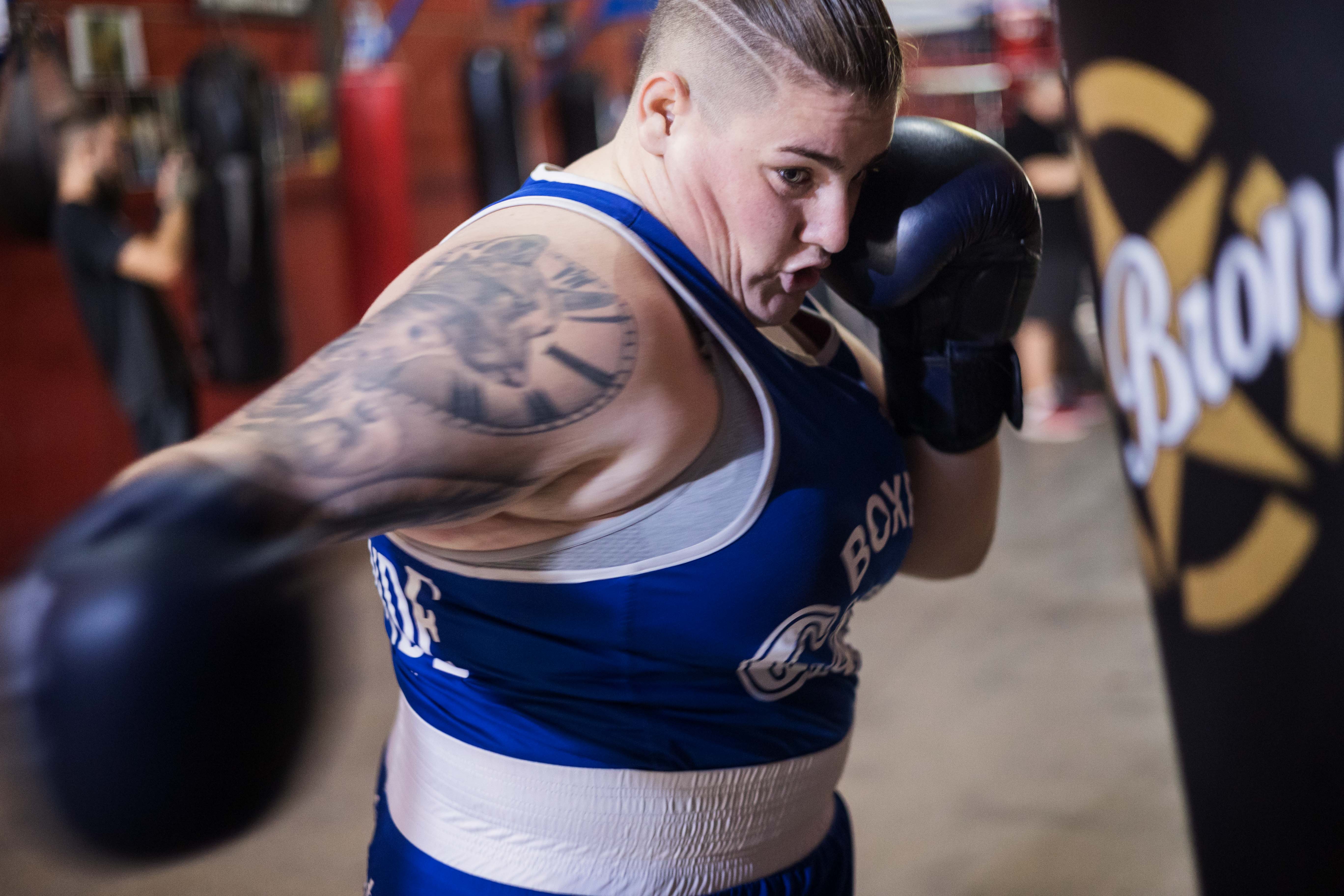 Zaira practica con las manoplas que sujeta su padre.
