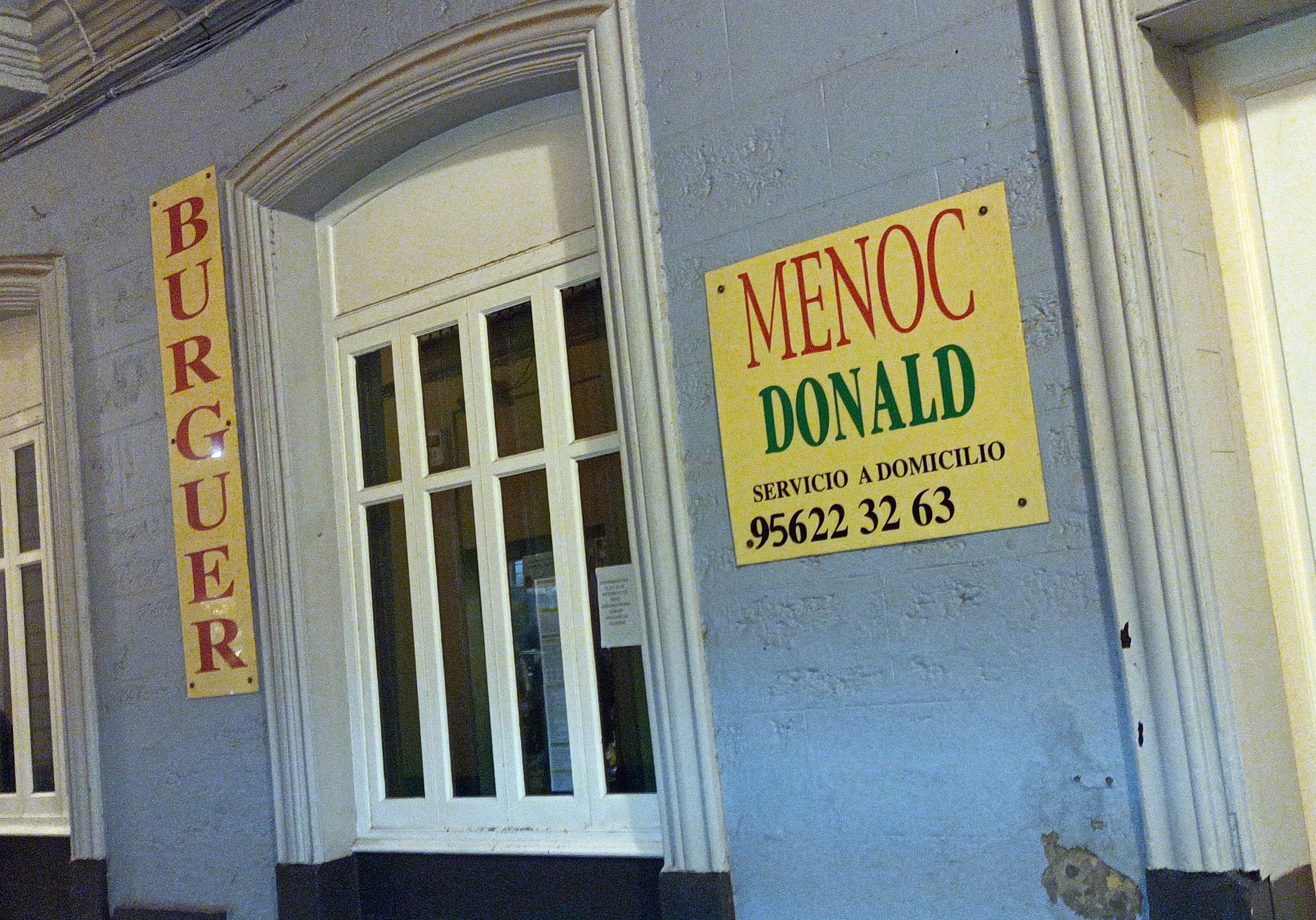 Fachada del antiguo Menoc Donald, ahora llamado Menoc Burger, en la calle Sagasta de Cádiz.