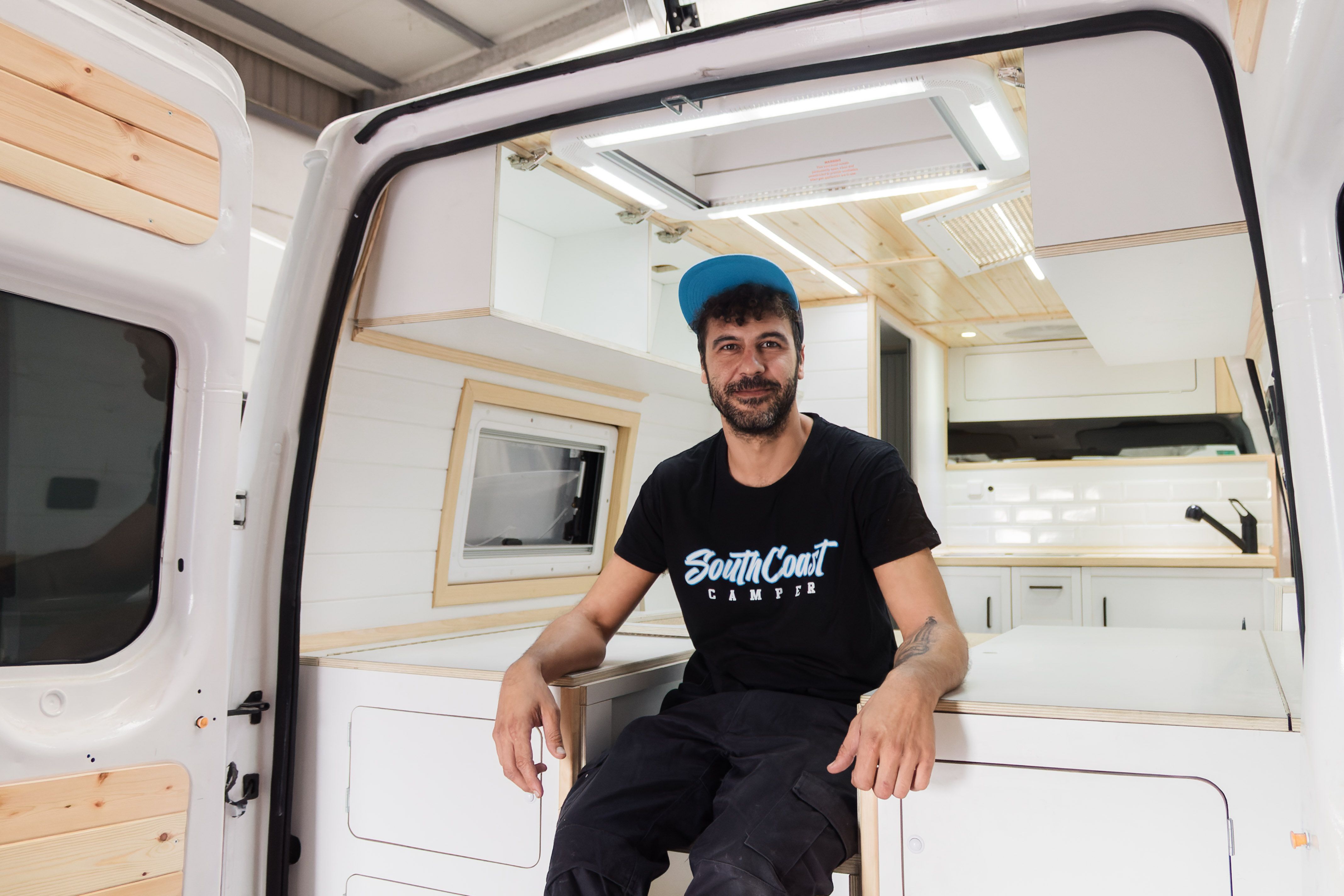 Jorge Peralta camperiza furgonetas desde una nave del polígono Tres Caminos, en Puerto Real.
