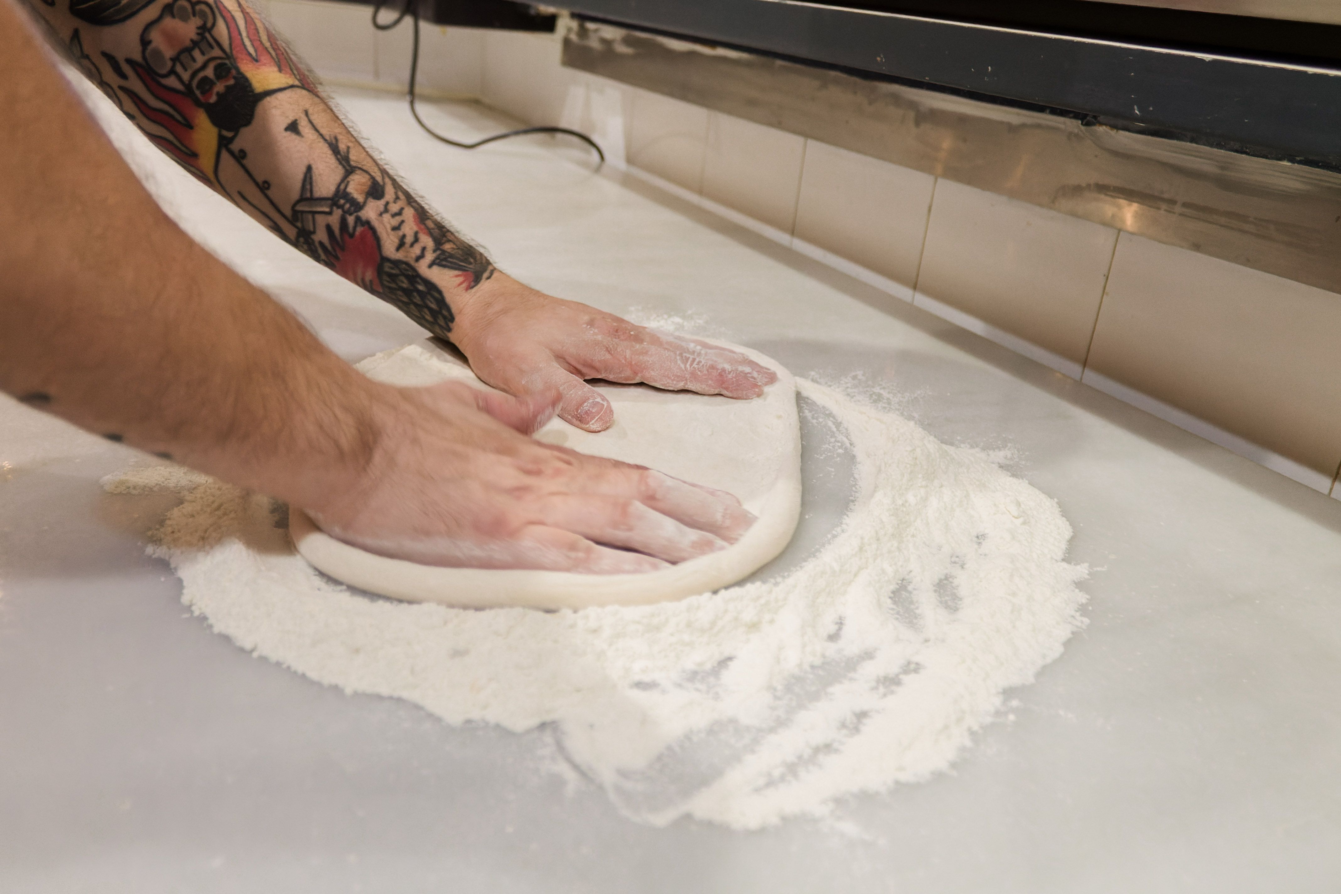 El italiano da forma a la masa en el local de Puerto Real.