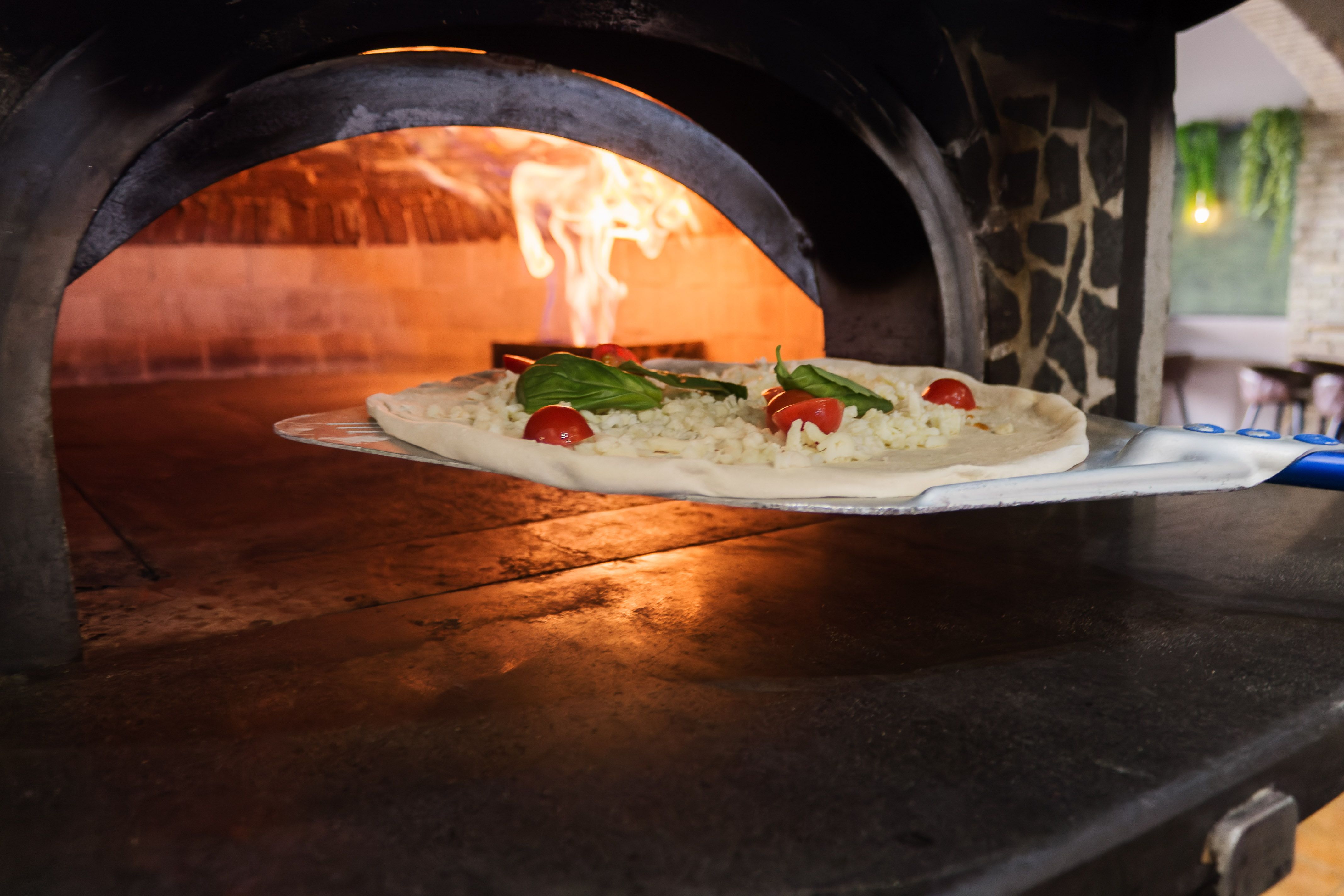 Andrea introduce la masa en el horno.