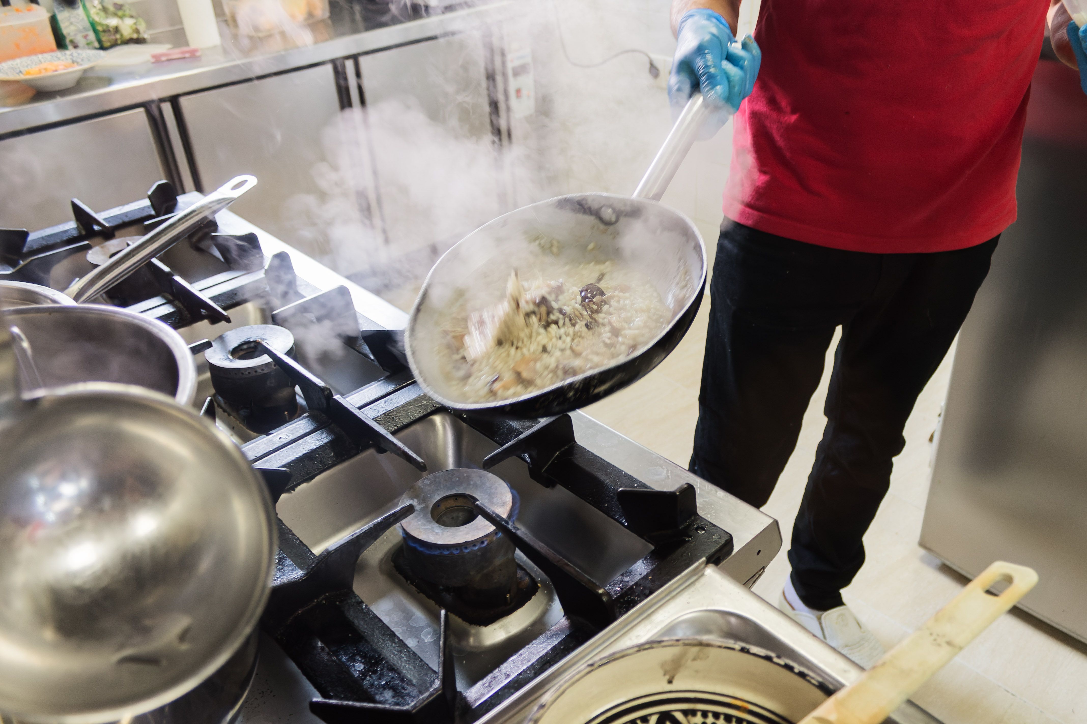 Preparación de un risotto en los fogones de Brutal.