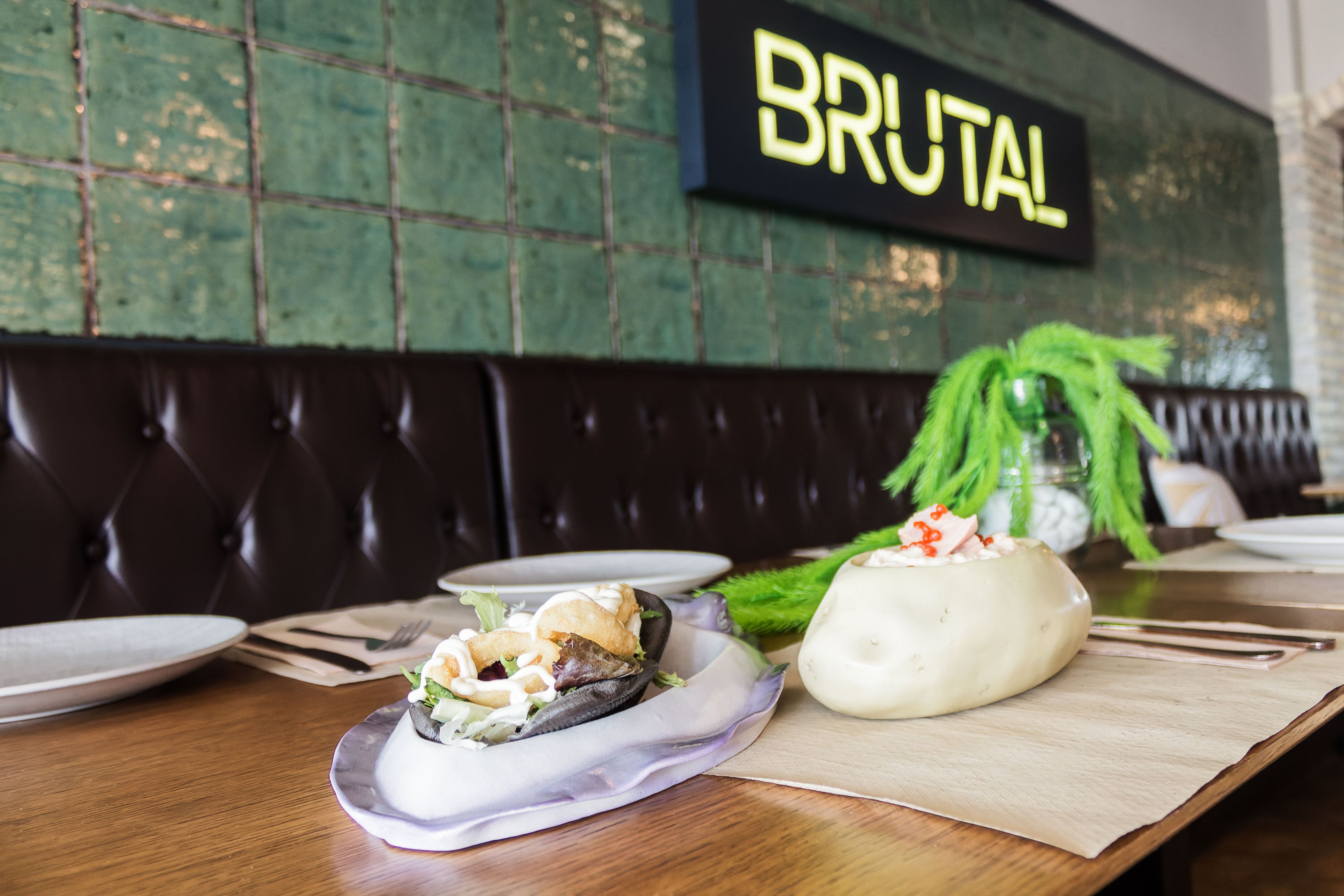 Pan bao tintado con chocos fritos y ensaladilla. 