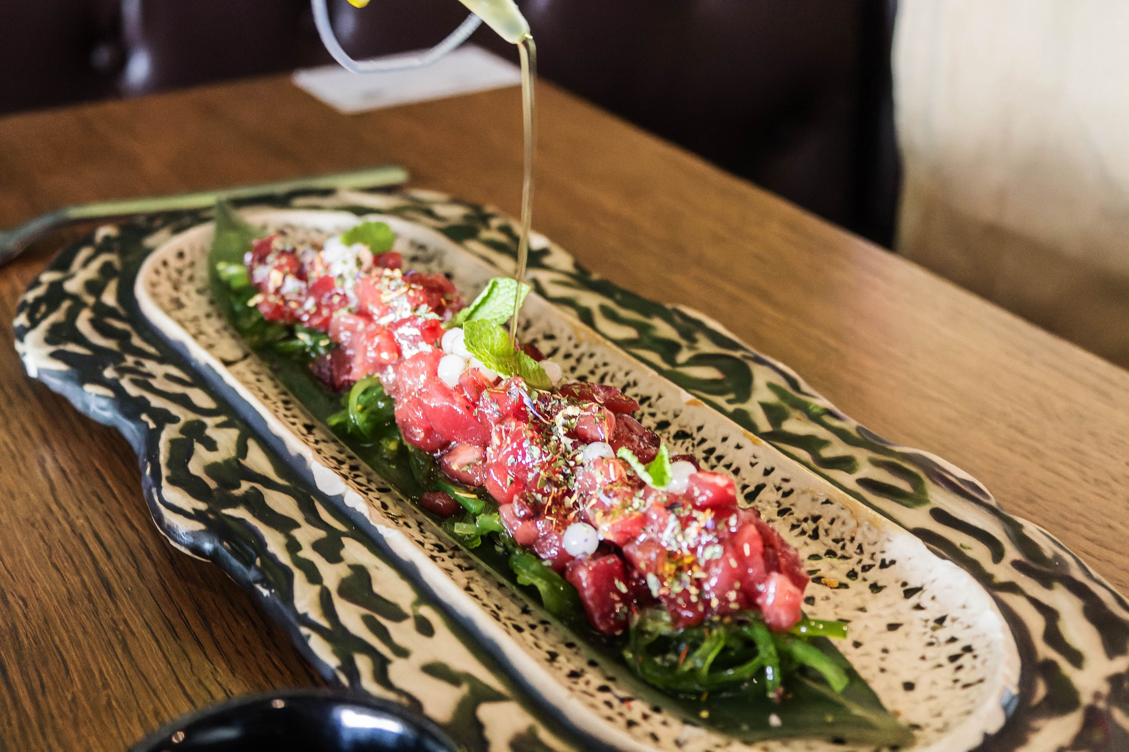 Plato de dados de atún al gin lemon.