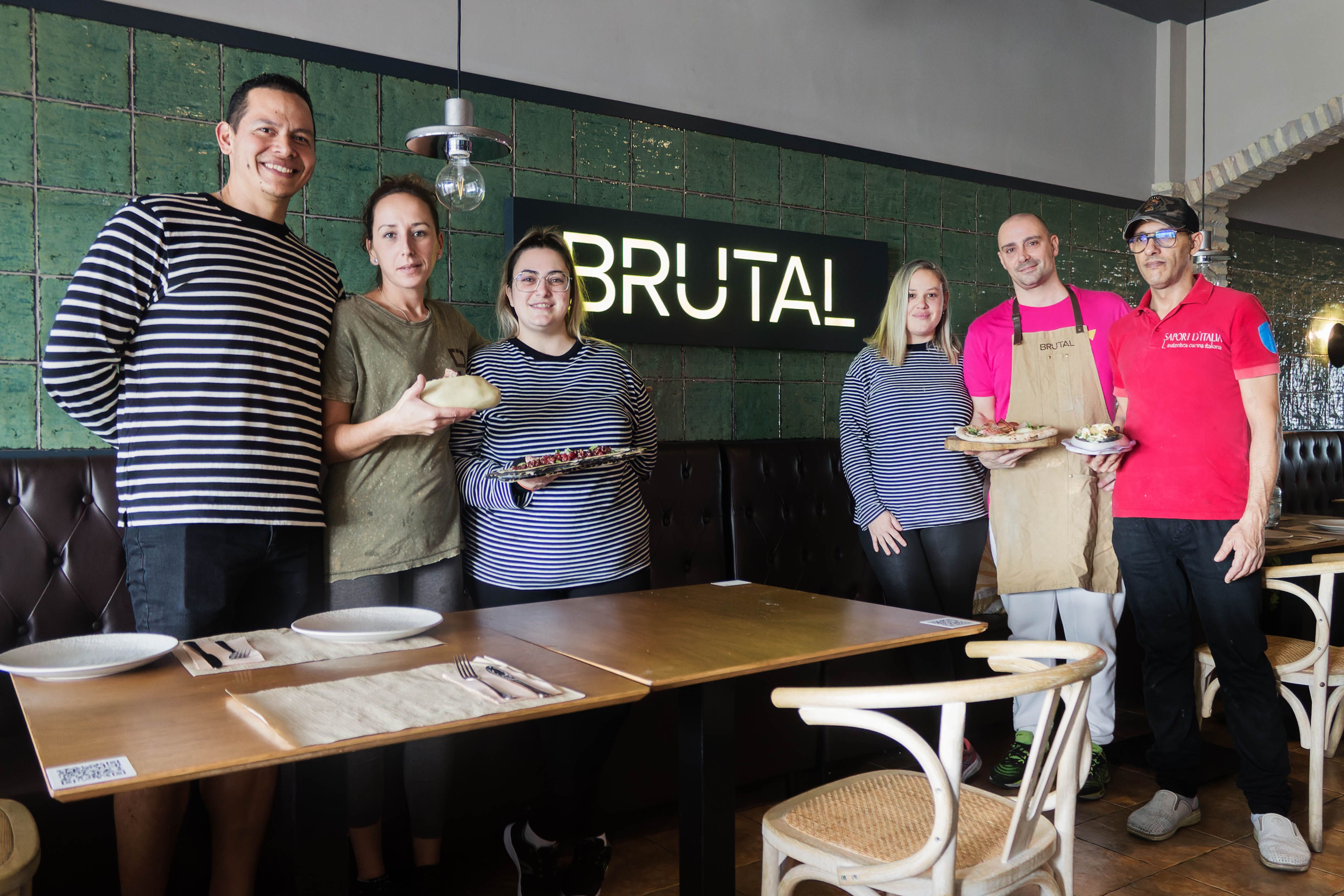 Andrea, Inma y parte del equipo del establecimiento Brutal en Puerto Real, donde ofrecen atún, pizza y otros platos.