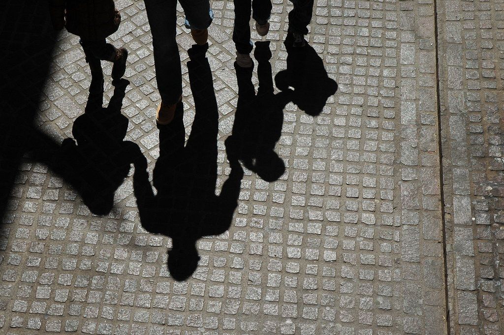 Familia caminando por la calle. FOTO: Flickr Ximena OA 
