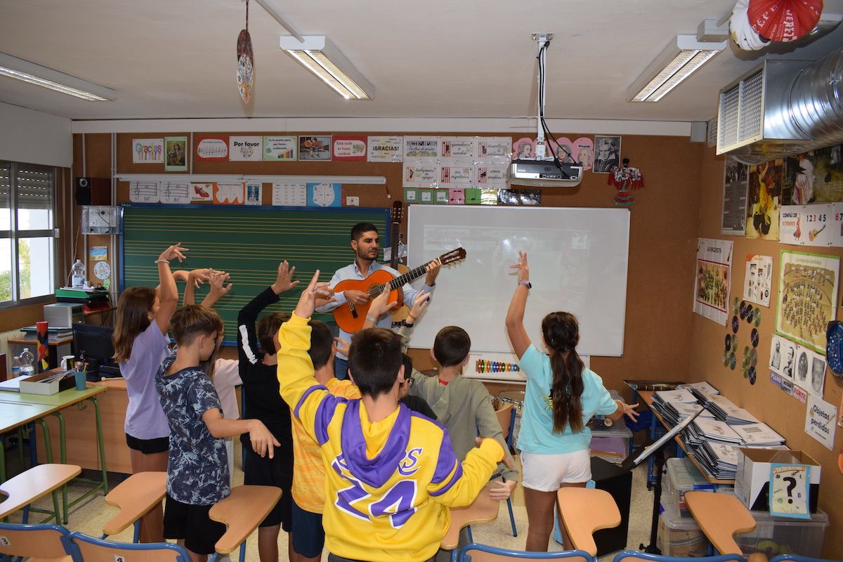 El profesor y guitarrista Manuel Lozano, enseñando flamenco durante una clase.