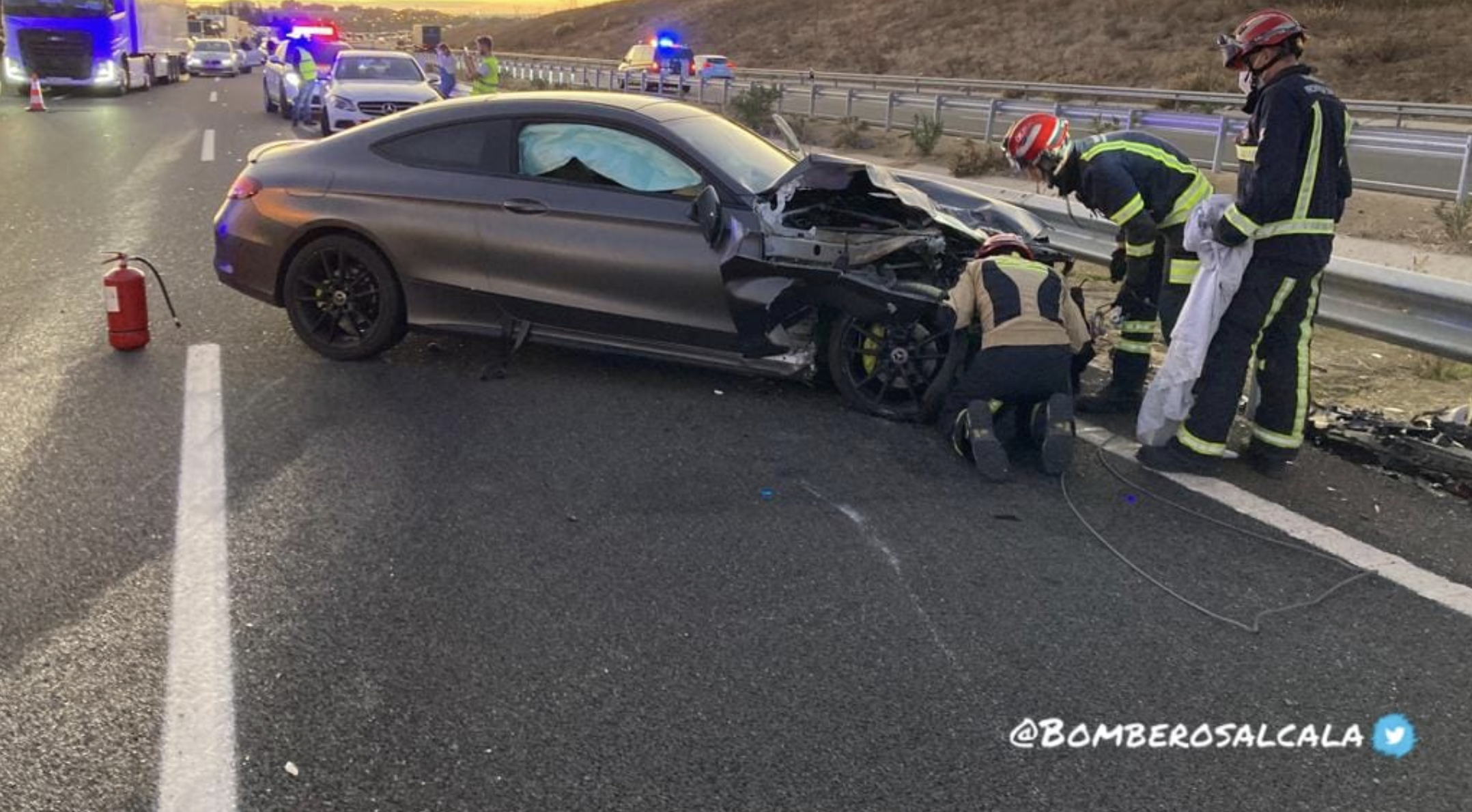 Imagen de uno de los turismos implicado en el accidente múltiple en Alcalá de Guadaíra, en Sevilla. BOMBEROS ALCALÁ.