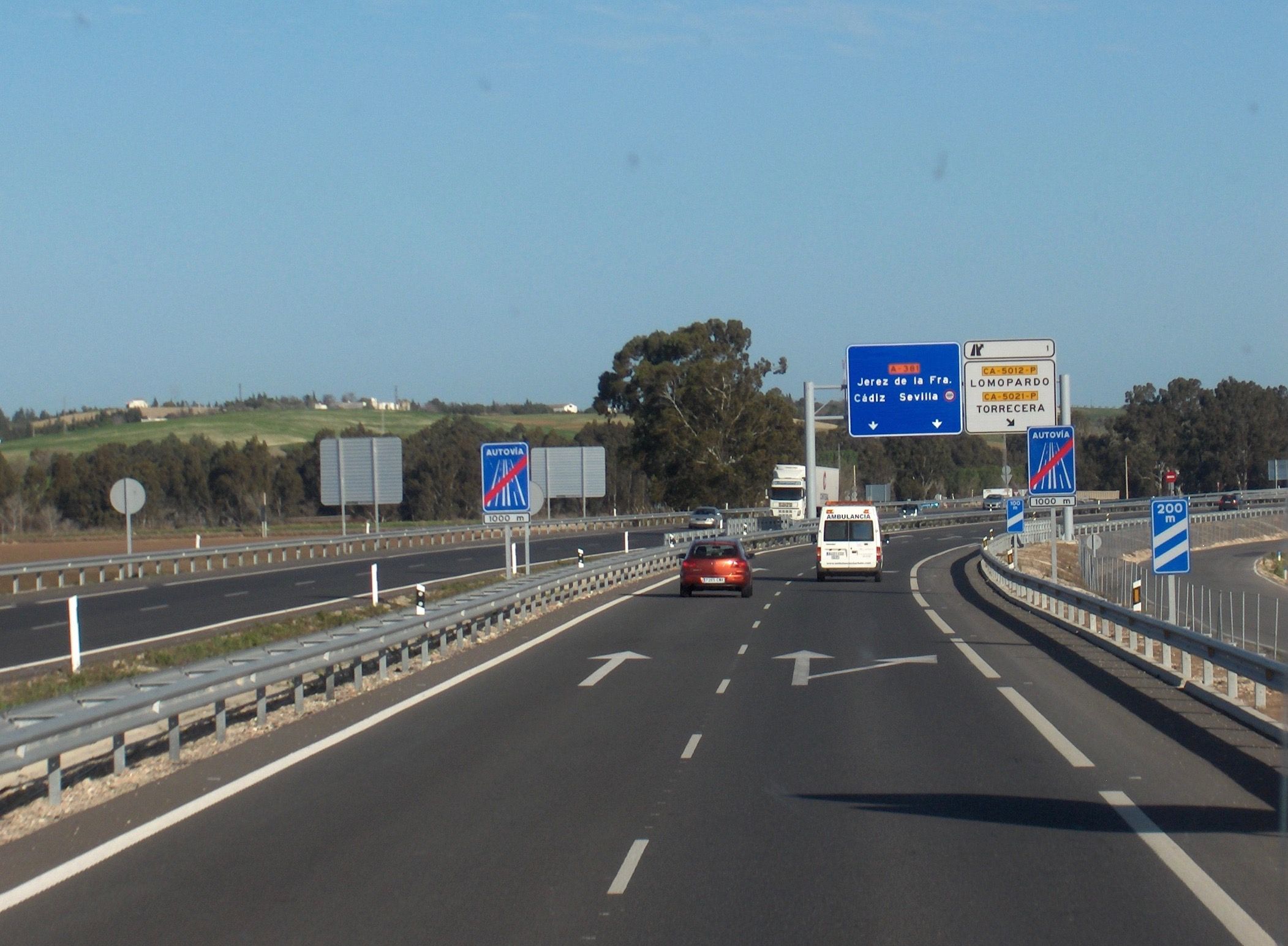 Energía fotovoltaica y eólica para iluminar los túneles de la autovía Jerez-Los Barrios. En la majen, la salida de Jerez por la autovía A-381.