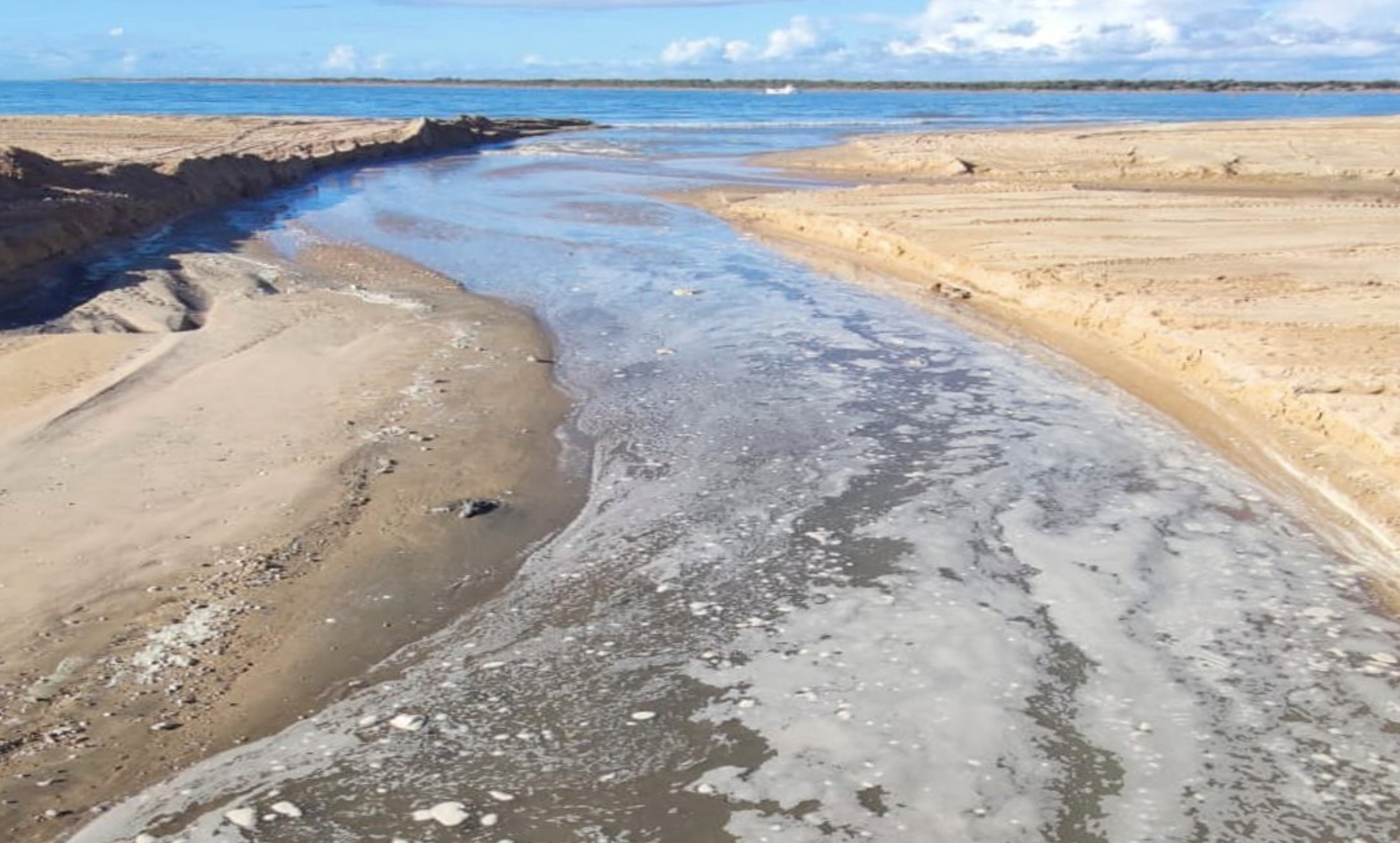 Vertido en una playa de Sanlúcar.  IUSANLÚCAR