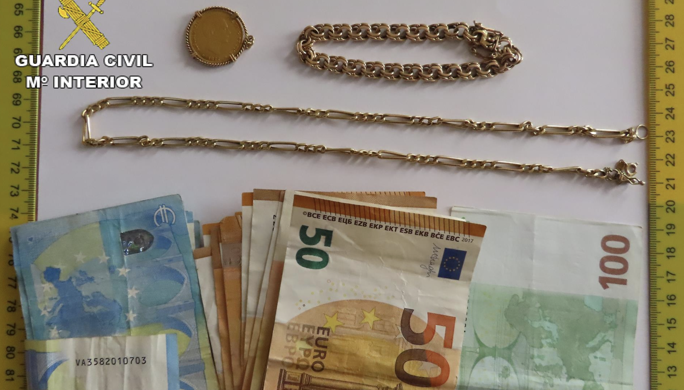 Imagen de algunas de las joyas recuperadas por la Guardia Civil de Los Barrios.