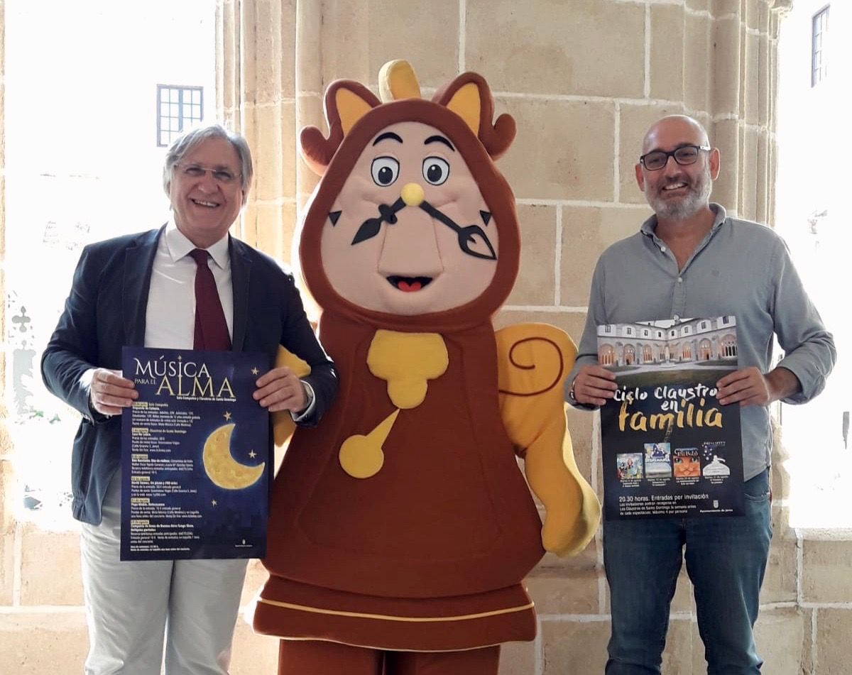 El delegado de Cultura, Francisco Camas presenta el cartel de actividades junto al representante de Toy Producciones, Carlos Rojas. FOTO: AYTO DE JEREZ
