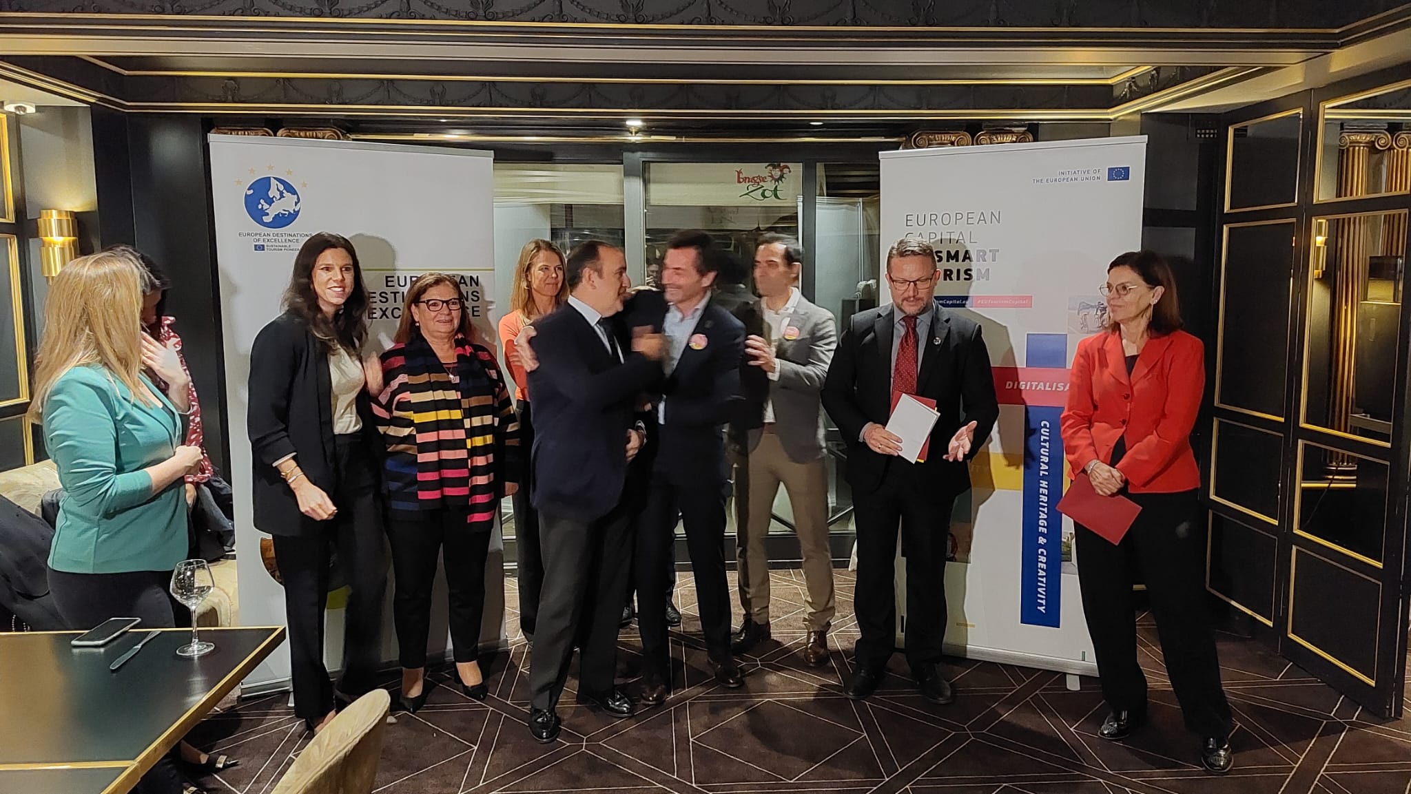 La delegación de Sevilla recibiendo el premio.