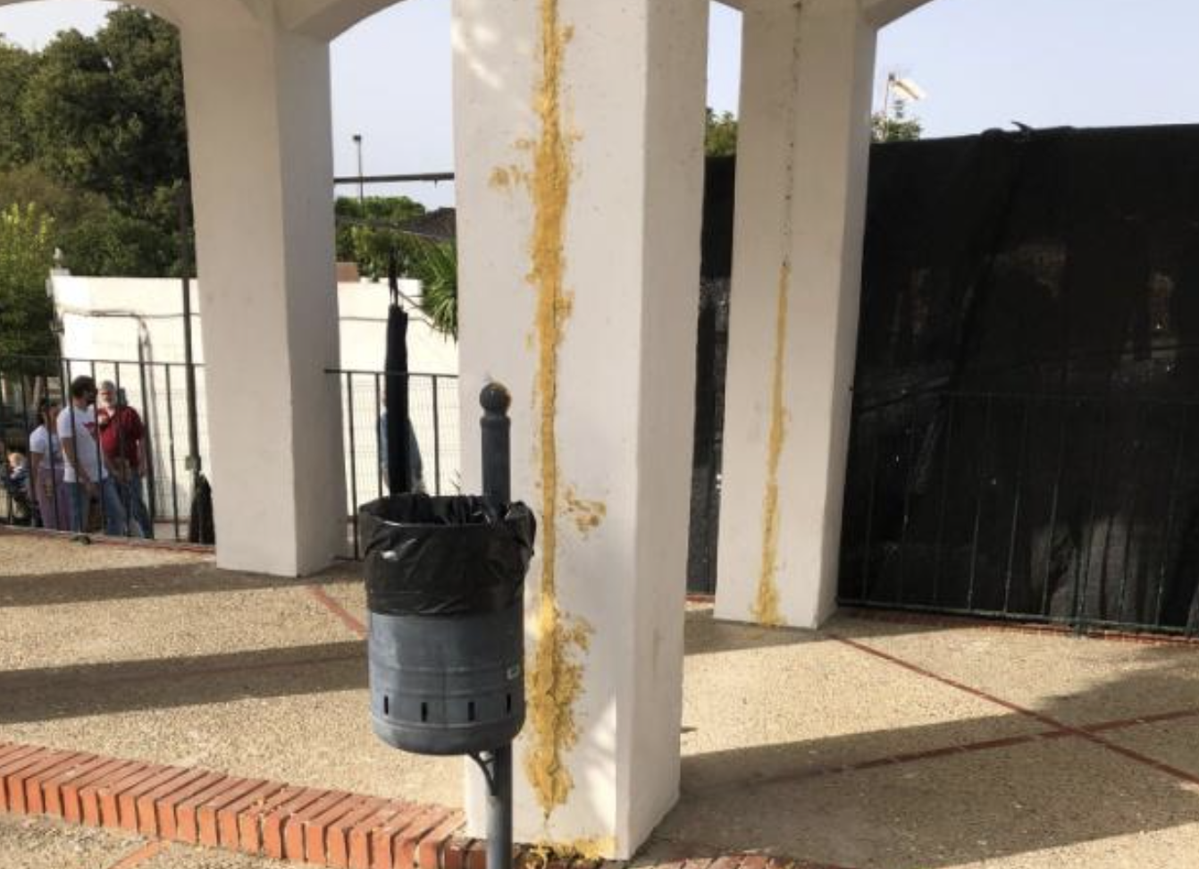 Sellan una colonia de murciélagos en la plaza de Estella del Marqués y causa indignación.